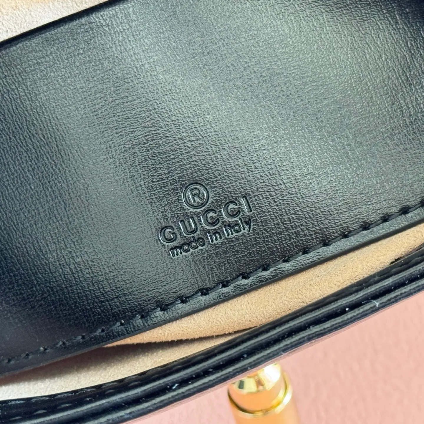 p1080. 📣📣📣 [Original leather accessories 🌈Full set of counter packaging]🔥🔥The classic Jackie 1961 series handbags have been reinterpreted in the 2020 autumn and winter series and launched into exquisite and compact mini designs. Jackie first appeared in 1961 and became a symbol of celebrity lifestyle in the 1960s and 1970s. She was often called "The Jackie" because she often appeared with the idol of the era Jackie Kennedy. This highly recognizable handbag returns to the forefront of fashion this season. It is made of GG Supreme canvas and equipped with an additional detachable shoulder strap. The second shoulder strap can be fastened to the bag with a buckle, adding a modern touch to the archive design, creating a variety of carrying options such as hand-held, shoulder or cross-body. Model: 637092 Size 19.13.3