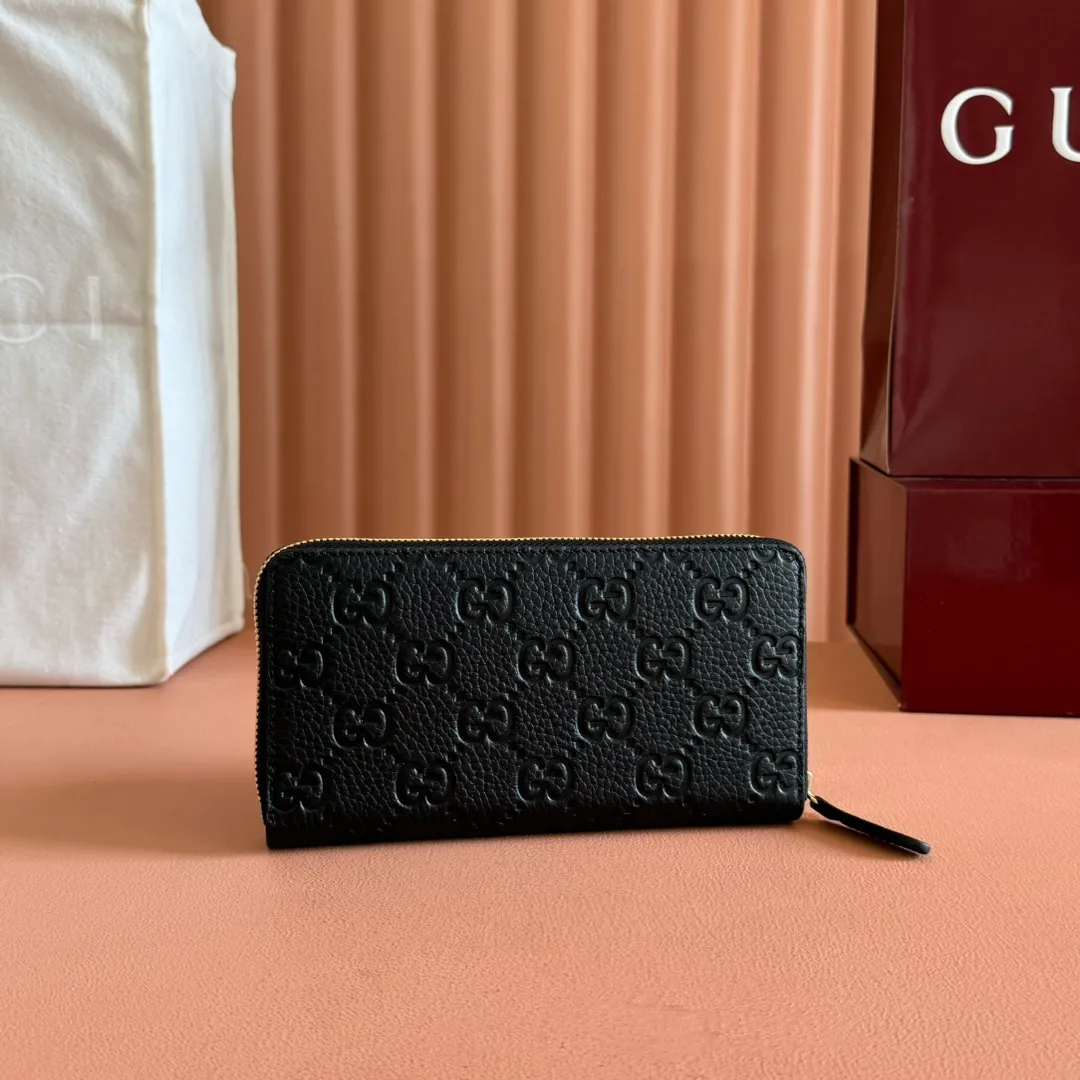 p480. 💋💋💋🔥"With full set of original green box packaging"🔥[New style] GG Emblem series super soft pink embossed/full leather wallet model: 821803. Dimensions: 19 (length) x 10 (width) x 2.5cm (thickness) Color: black full leather/original leather. Made in Italy