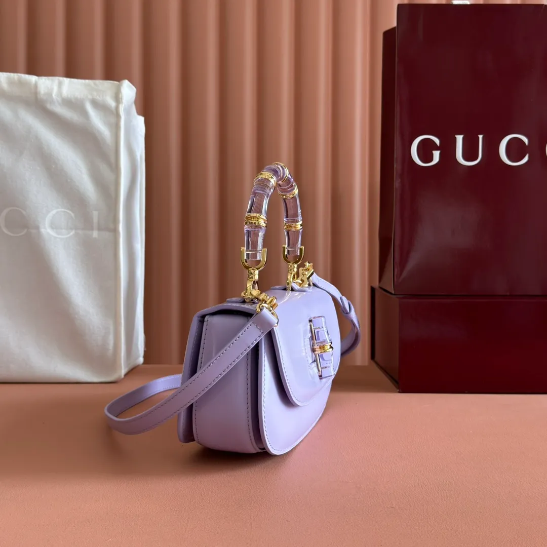 p1680. 💋💋💋 Equipped with full counter packaging [New Product] This small handbag reinterprets the iconic bamboo-shaped accessories with resin and brass details, adding another dazzling masterpiece to the 2025 spring and summer series. The Gucci Bamboo Diva tote adds a pop of color to any look. White glossy buffed leather Resin and brass bamboo hardware Three-level articulated compartments White leather lining Interior: One zippered pocket and a mirror with removable pocket Handle height 10cm Removable and adjustable leather shoulder strap (50cm high); length adjustable between 100cm and 116cm Bamboo lock Model number: 827750 Dimensions: 26.6cm (width) x 13cm (h) x 8 cm (depth) Weight: about 0.9 kg Color: purple full leather/original leather. Made in Italy