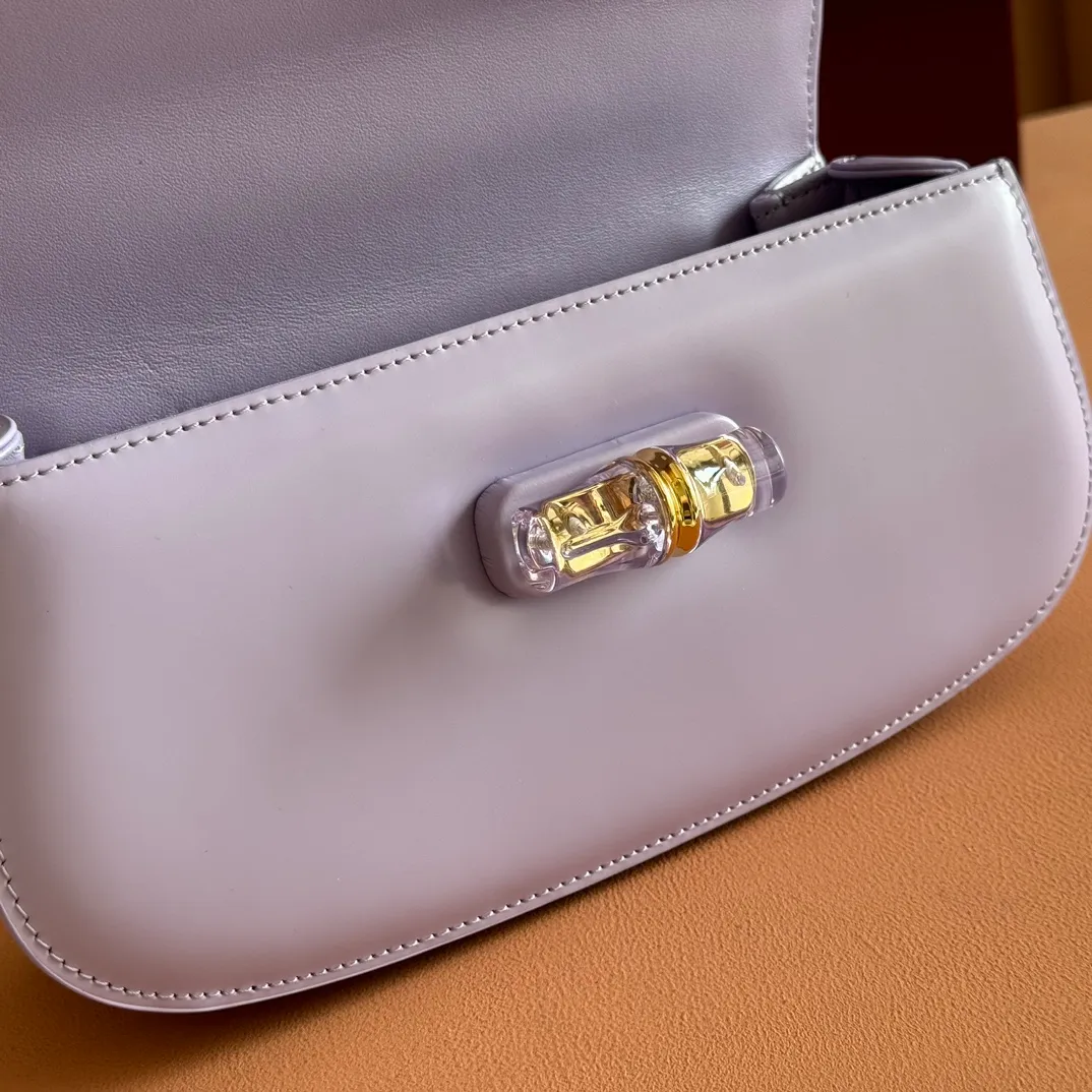 p1680. 💋💋💋 Equipped with full counter packaging [New Product] This small handbag reinterprets the iconic bamboo-shaped accessories with resin and brass details, adding another dazzling masterpiece to the 2025 spring and summer series. The Gucci Bamboo Diva tote adds a pop of color to any look. White glossy buffed leather Resin and brass bamboo hardware Three-level articulated compartments White leather lining Interior: One zippered pocket and a mirror with removable pocket Handle height 10cm Removable and adjustable leather shoulder strap (50cm high); length adjustable between 100cm and 116cm Bamboo lock Model number: 827750 Dimensions: 26.6cm (width) x 13cm (h) x 8 cm (depth) Weight: about 0.9 kg Color: purple full leather/original leather. Made in Italy
