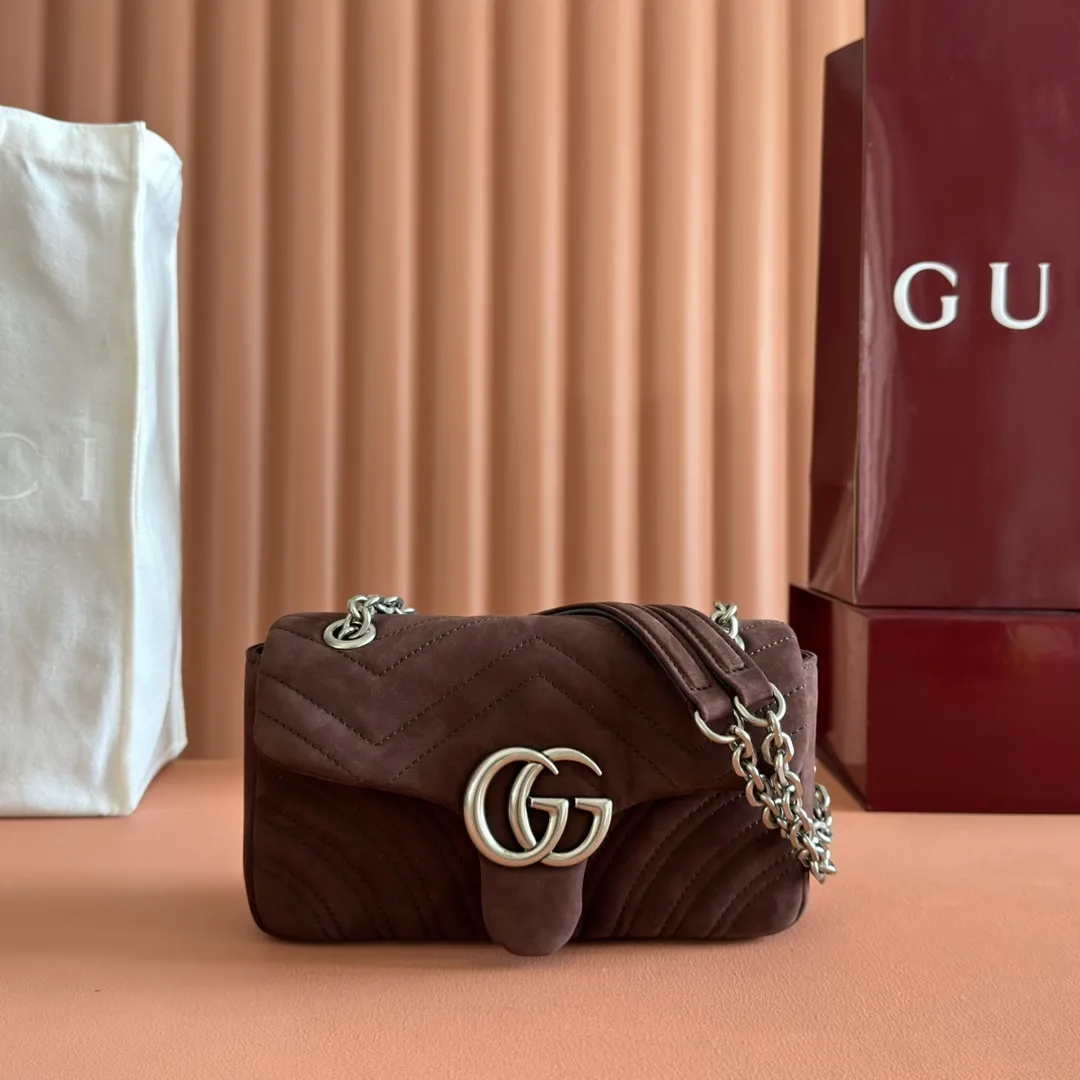 p1260. 💋💋💋【With full set of original counter packaging】The brand's iconic GG Marmont series is ingeniously integrated with double G styling accessories and faceted chain straps to create a soft and fashionable bag. Simple and neat back pockets make medium and large bags more practical. Dark brown quilted V-shaped nubuck Dark brown cowhide leather Silver-toned hardware Beige cotton and linen lining Double G Interior: 1 zippered pocket Exterior: 1 open pocket Sliding chain strap that can be used as a shoulder strap (56cm high) Spring buckle flap Model: 837280 Dimensions: 22cm (W) x 15cm (H) x 6cm (D) Weight: approx. 0.65kg Color: Brown matte. Made in Italy