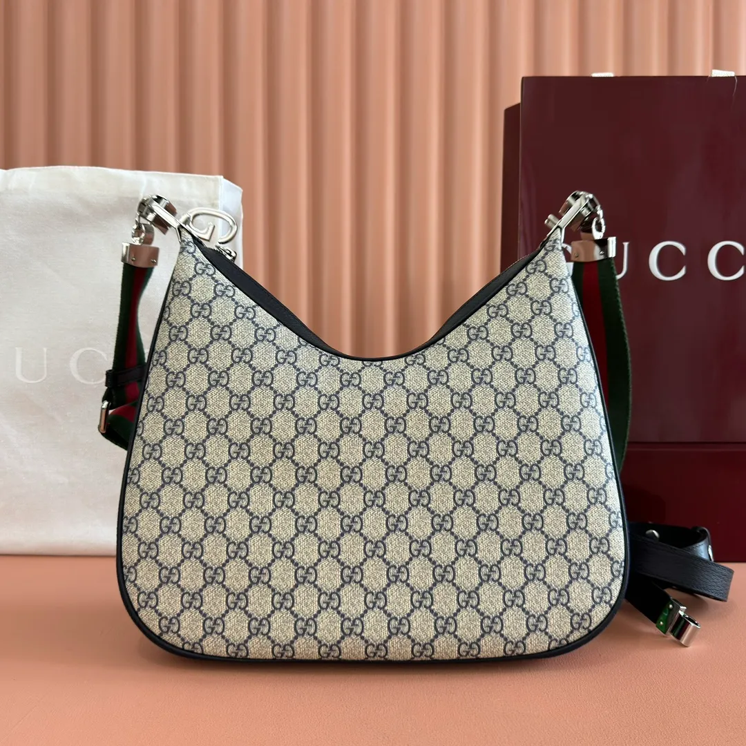 p1400. 📣📣📣【Original leather accessories🌈(equipped with full counter packaging)🔥🔥702823Gucci The Attache large shoulder bag "Gucci March of Love" is a new interpretation of the brand's archive elements, paying tribute to the enduring charm of Hollywood. This accessory features a recognizable crescent shape, and the G hook buckle adds a unique design aesthetic. The classic accessories are combined with soft materials to express retro charm. This large shoulder bag is made of beige and blue GG Supreme canvas, decorated with red and blue webbing. Hide details Beige and blue GG Supreme canvas with red and blue webbing. Gold-tone hardware Cotton and linen lining Additional leather shoulder strap Interior: 1 zipped pocket Removable webbing shoulder strap (50cm high) G-hook fastening with zip 35cm (W) x 32cm (H) x 6cm (D) Made in Italy