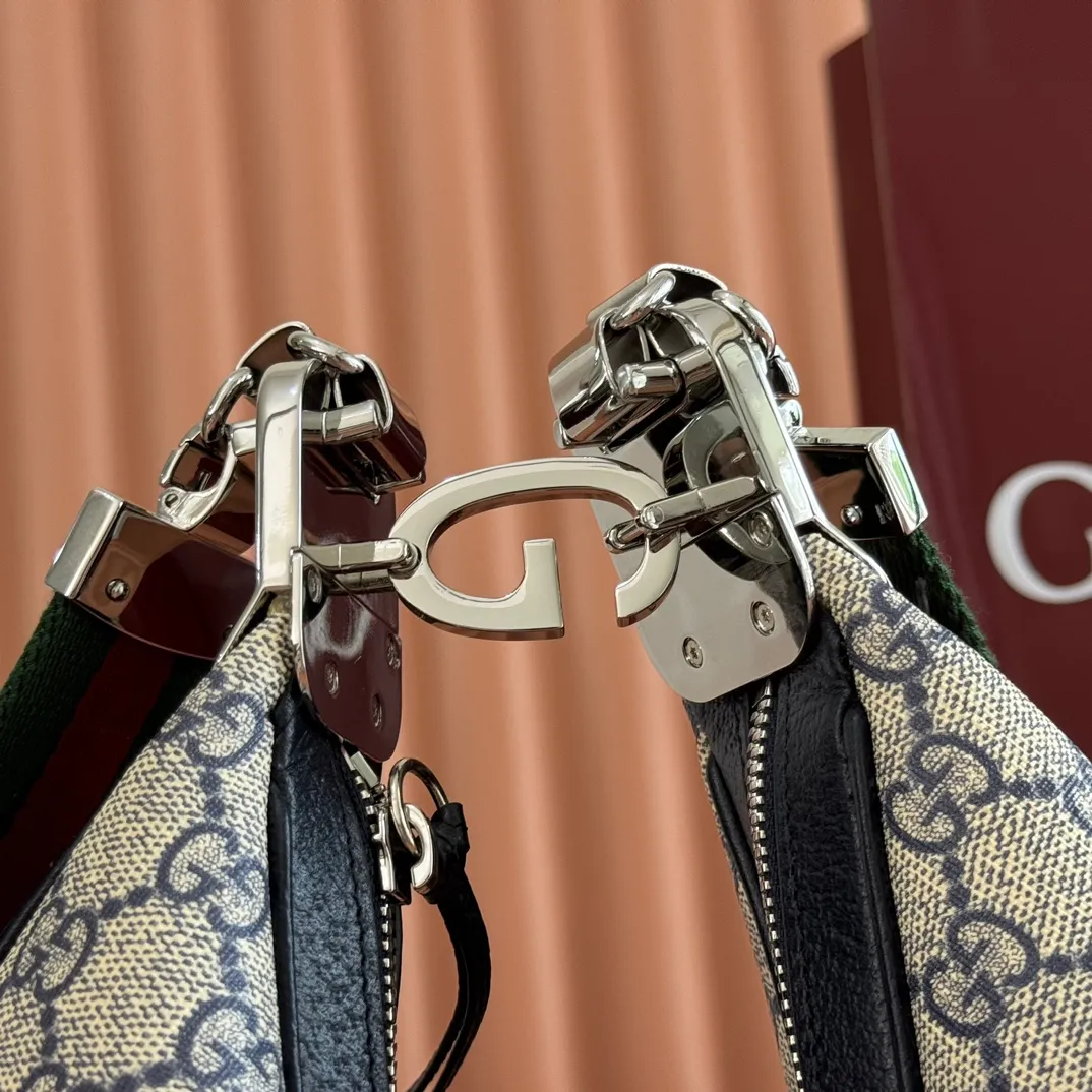 p1400. 📣📣📣【Original leather accessories🌈(equipped with full counter packaging)🔥🔥702823Gucci The Attache large shoulder bag "Gucci March of Love" is a new interpretation of the brand's archive elements, paying tribute to the enduring charm of Hollywood. This accessory features a recognizable crescent shape, and the G hook buckle adds a unique design aesthetic. The classic accessories are combined with soft materials to express retro charm. This large shoulder bag is made of beige and blue GG Supreme canvas, decorated with red and blue webbing. Hide details Beige and blue GG Supreme canvas with red and blue webbing. Gold-tone hardware Cotton and linen lining Additional leather shoulder strap Interior: 1 zipped pocket Removable webbing shoulder strap (50cm high) G-hook fastening with zip 35cm (W) x 32cm (H) x 6cm (D) Made in Italy