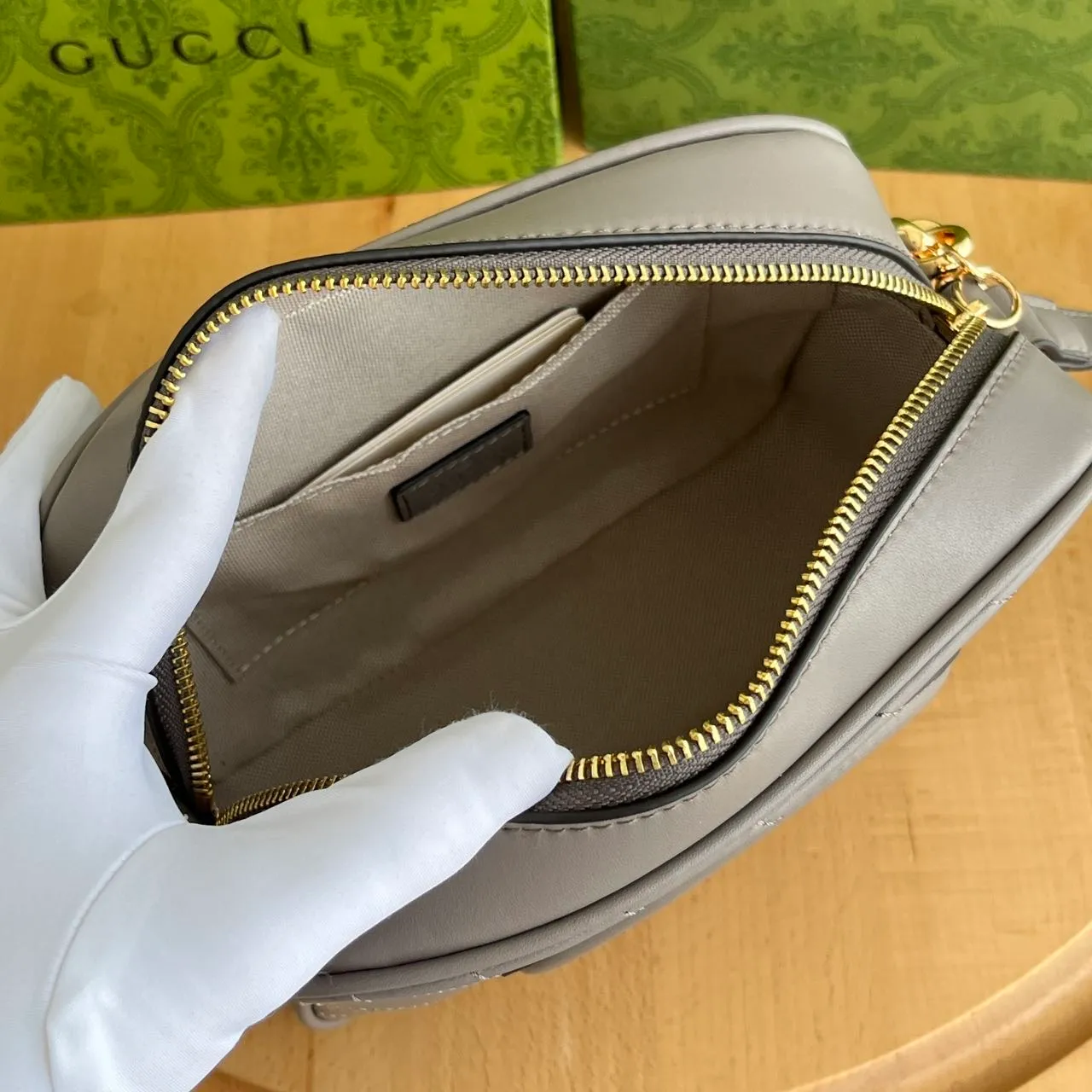 Actual shot 💰260 𝐆𝐮𝐜𝐜𝐢 𝐁𝐥𝐨𝐧𝐝𝐢𝐞Camera bag Model: 742360 first-layer cowhide Size: 21*15.5*5.5cm The new upgraded style is more attractive! The capacity is adequate ~ the shoulder straps are adjustable