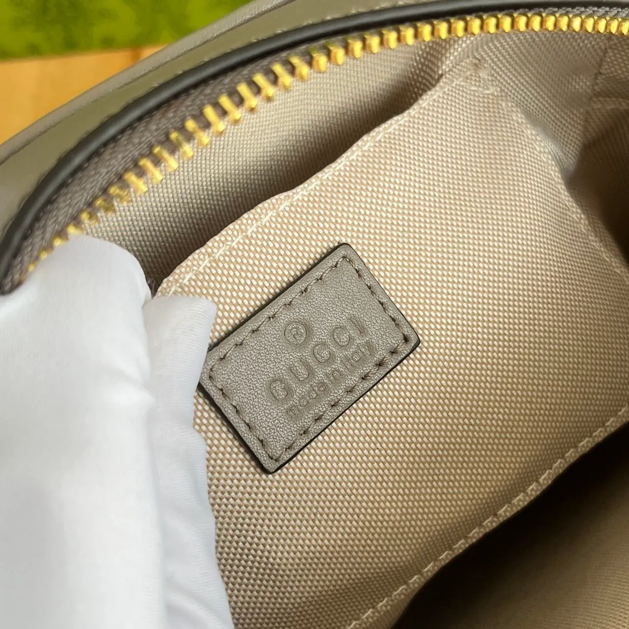 Actual shot 💰260 𝐆𝐮𝐜𝐜𝐢 𝐁𝐥𝐨𝐧𝐝𝐢𝐞Camera bag Model: 742360 first-layer cowhide Size: 21*15.5*5.5cm The new upgraded style is more attractive! The capacity is adequate ~ the shoulder straps are adjustable