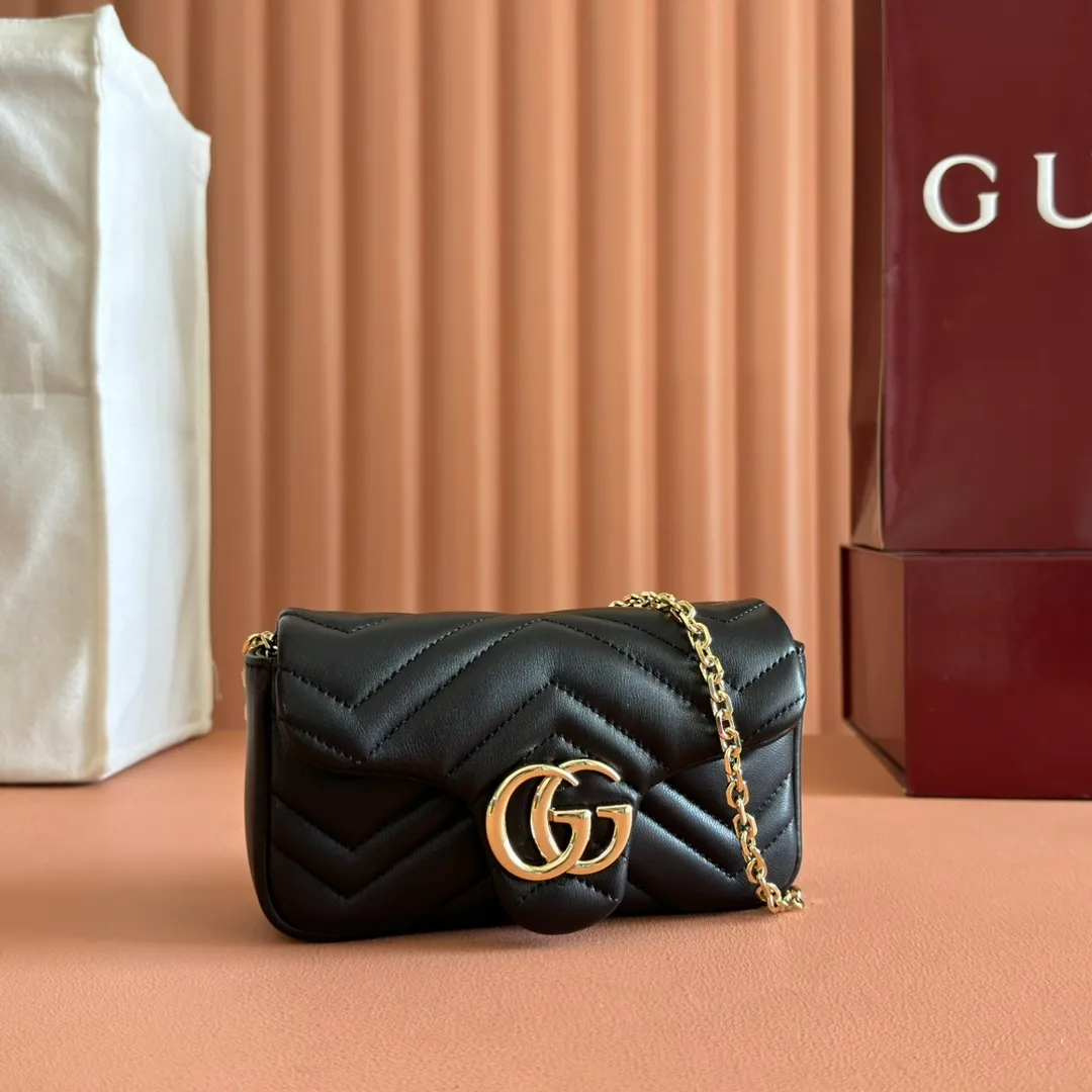 p900💋💋💋【Original leather configuration counter complete package】The brand's iconic GG Marmont series is ingeniously integrated with double G-shaped accessories and faceted chain straps, and soft leather is selected to create a soft-lined bag shape. This mini bag is embellished with the brand's archive logo, which debuted in the 1970s. Black V-shaped Matelassé sheepskin. Silver-tone hardware. Silver-tone hardware. Double G. Chain shoulder strap (60 cm high). Magnetic snap closure. Weight: approx. 0.35 kg. Ident number: 841290. Dimensions: 16.5cm (width) x 9.5cm (height) x 4.5cm (depth) Color: black full leather/original leather. Made in Italy