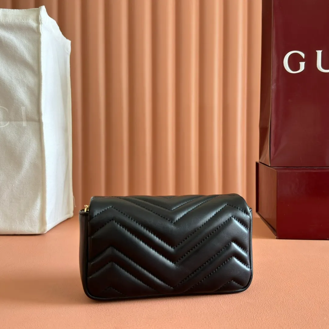 p900💋💋💋【Original leather configuration counter complete package】The brand's iconic GG Marmont series is ingeniously integrated with double G-shaped accessories and faceted chain straps, and soft leather is selected to create a soft-lined bag shape. This mini bag is embellished with the brand's archive logo, which debuted in the 1970s. Black V-shaped Matelassé sheepskin. Silver-tone hardware. Silver-tone hardware. Double G. Chain shoulder strap (60 cm high). Magnetic snap closure. Weight: approx. 0.35 kg. Ident number: 841290. Dimensions: 16.5cm (width) x 9.5cm (height) x 4.5cm (depth) Color: black full leather/original leather. Made in Italy