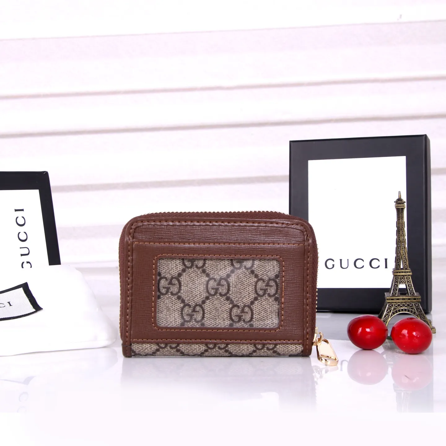 💰150 Style No. GA103 Brand: GUCCl Color: Brown White Size: 11.5*8.5*3 Description: In the 2021 spring and summer series, the Gucci 1955 horsebit card holder made of GG Supreme high-grade artificial canvas and brown leather is newly launched. This series adopts the same double-ring and long strip design as the handbags. This detail is inspired by the brand’s equestrian roots. It is one of Gucci’s classic heritage and one of the brand’s most representative symbolic elements.