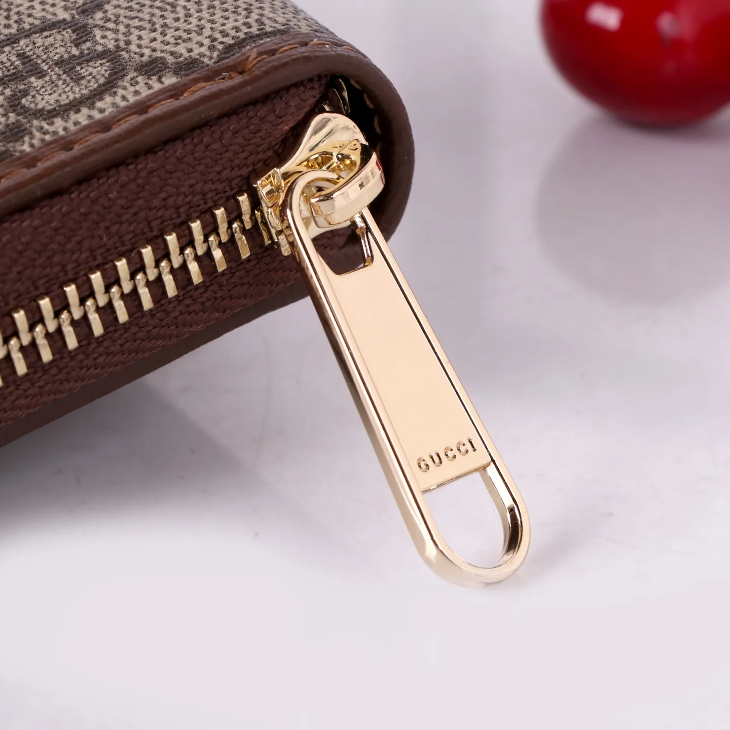 💰150 Style No. GA103 Brand: GUCCl Color: Brown White Size: 11.5*8.5*3 Description: In the 2021 spring and summer series, the Gucci 1955 horsebit card holder made of GG Supreme high-grade artificial canvas and brown leather is newly launched. This series adopts the same double-ring and long strip design as the handbags. This detail is inspired by the brand’s equestrian roots. It is one of Gucci’s classic heritage and one of the brand’s most representative symbolic elements.