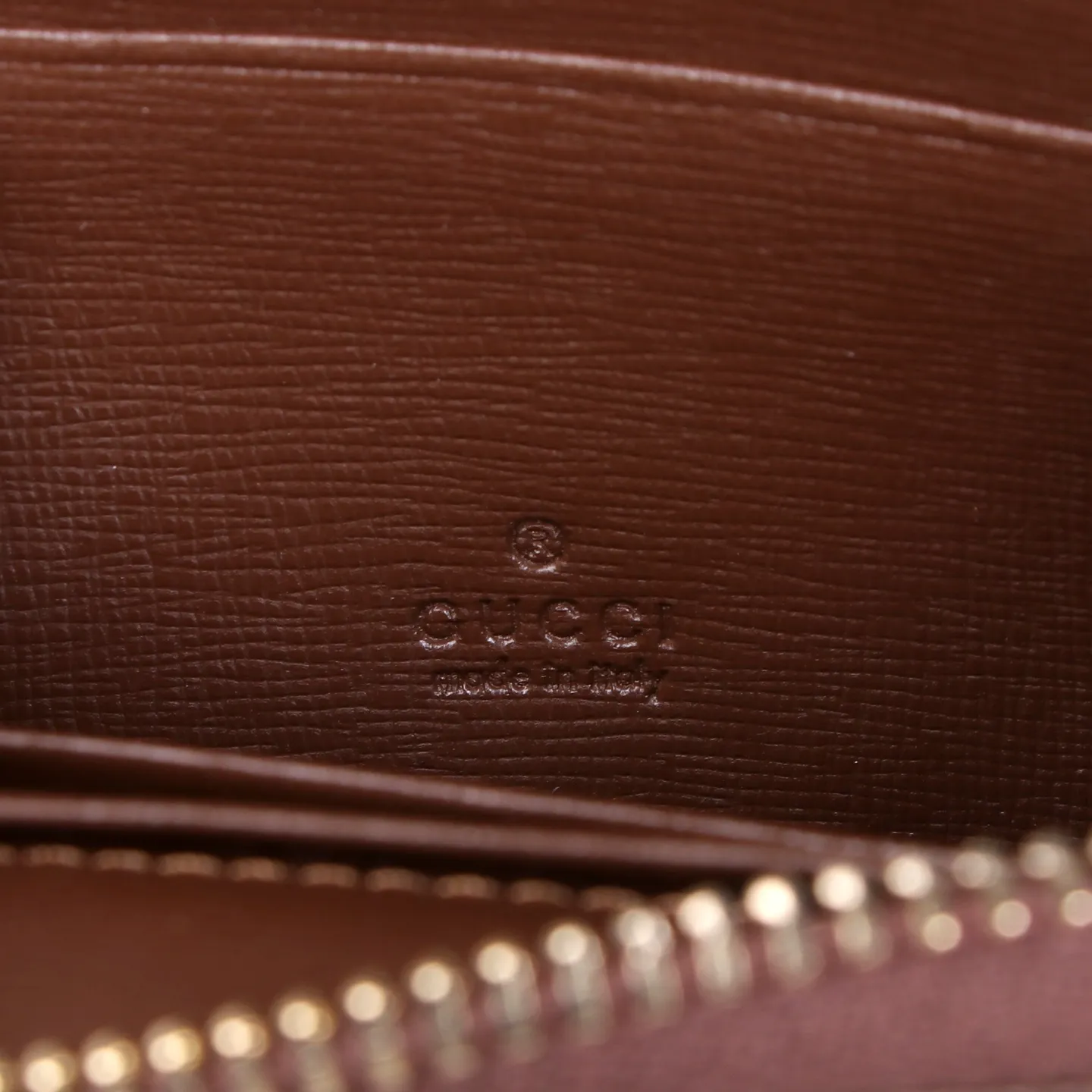💰150 Style No. GA103 Brand: GUCCl Color: Brown White Size: 11.5*8.5*3 Description: In the 2021 spring and summer series, the Gucci 1955 horsebit card holder made of GG Supreme high-grade artificial canvas and brown leather is newly launched. This series adopts the same double-ring and long strip design as the handbags. This detail is inspired by the brand’s equestrian roots. It is one of Gucci’s classic heritage and one of the brand’s most representative symbolic elements.