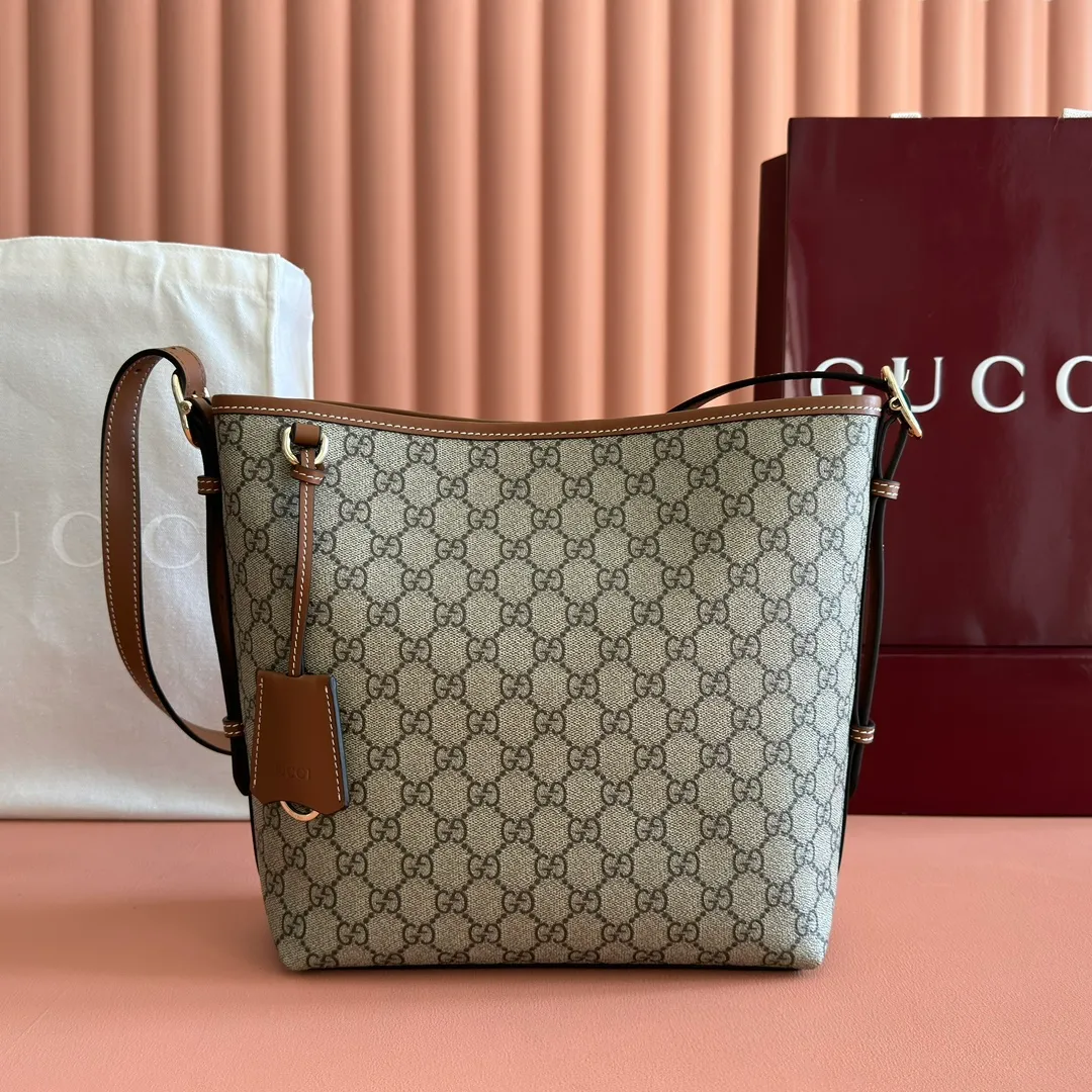 p1060. 💋💋💋【With full set of original counter packaging】💕The GG Emblem series reinterprets the brand's timeless elegance and exquisite craftsmanship. This shoulder bag is made of coated fabric with the iconic GG monogram pattern and matched with a webbing cotton lining, showing off its exquisite charm. Beige and dark brown GG monogram coated fabric Brown leather trim Light gold tone hardware Webbing cotton lining Interior: Zip pocket Leather shoulder strap: Height: 30 cm - 47 cm; Length: 115 cm Zip closure Ident.: 848881. Dimensions: 24cm (width) x 26cm (height) x 10cm (depth) Weight: approx. 0.55kg Color: Brown/PVC. Made in Italy