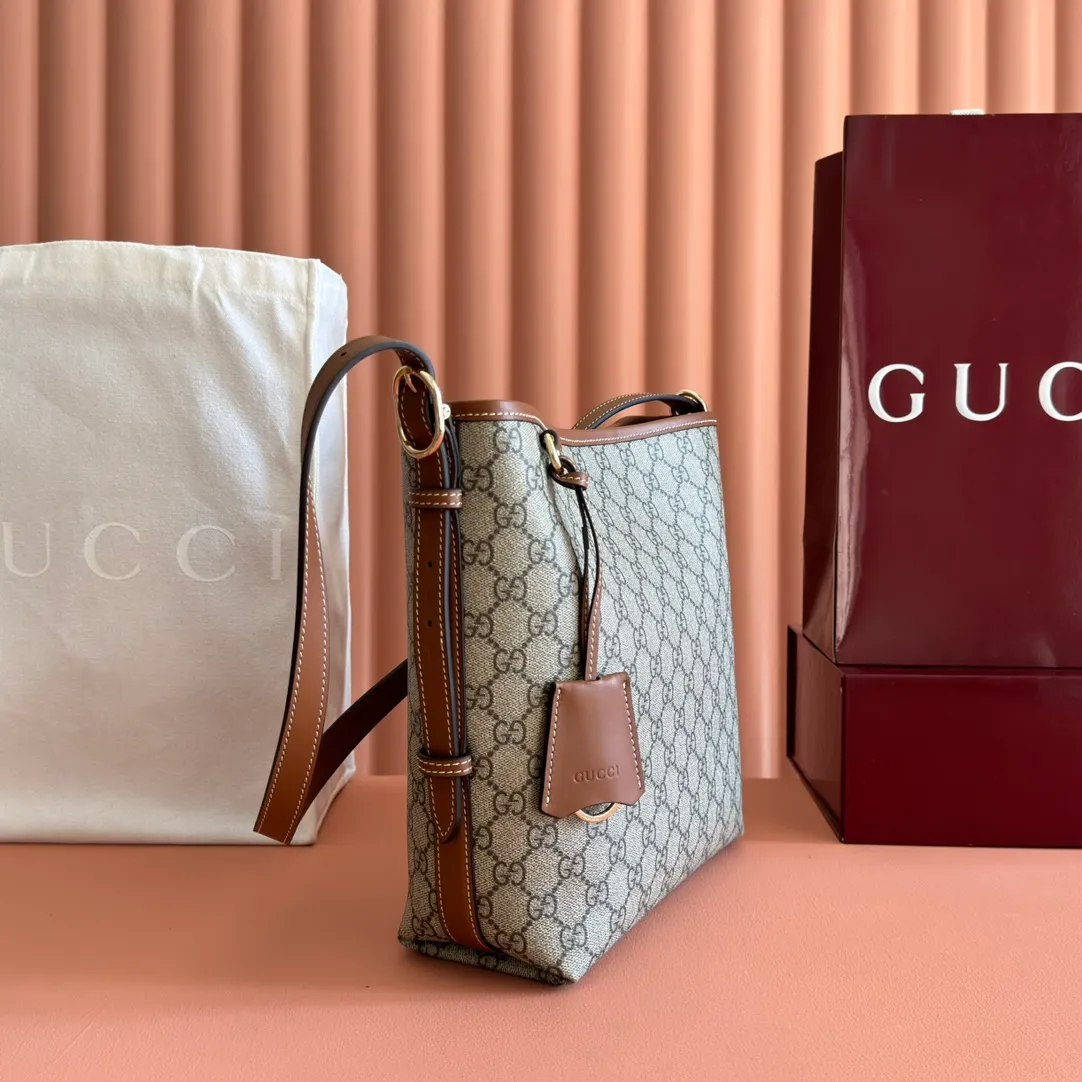 p1060. 💋💋💋【With full set of original counter packaging】💕The GG Emblem series reinterprets the brand's timeless elegance and exquisite craftsmanship. This shoulder bag is made of coated fabric with the iconic GG monogram pattern and matched with a webbing cotton lining, showing off its exquisite charm. Beige and dark brown GG monogram coated fabric Brown leather trim Light gold tone hardware Webbing cotton lining Interior: Zip pocket Leather shoulder strap: Height: 30 cm - 47 cm; Length: 115 cm Zip closure Ident.: 848881. Dimensions: 24cm (width) x 26cm (height) x 10cm (depth) Weight: approx. 0.55kg Color: Brown/PVC. Made in Italy