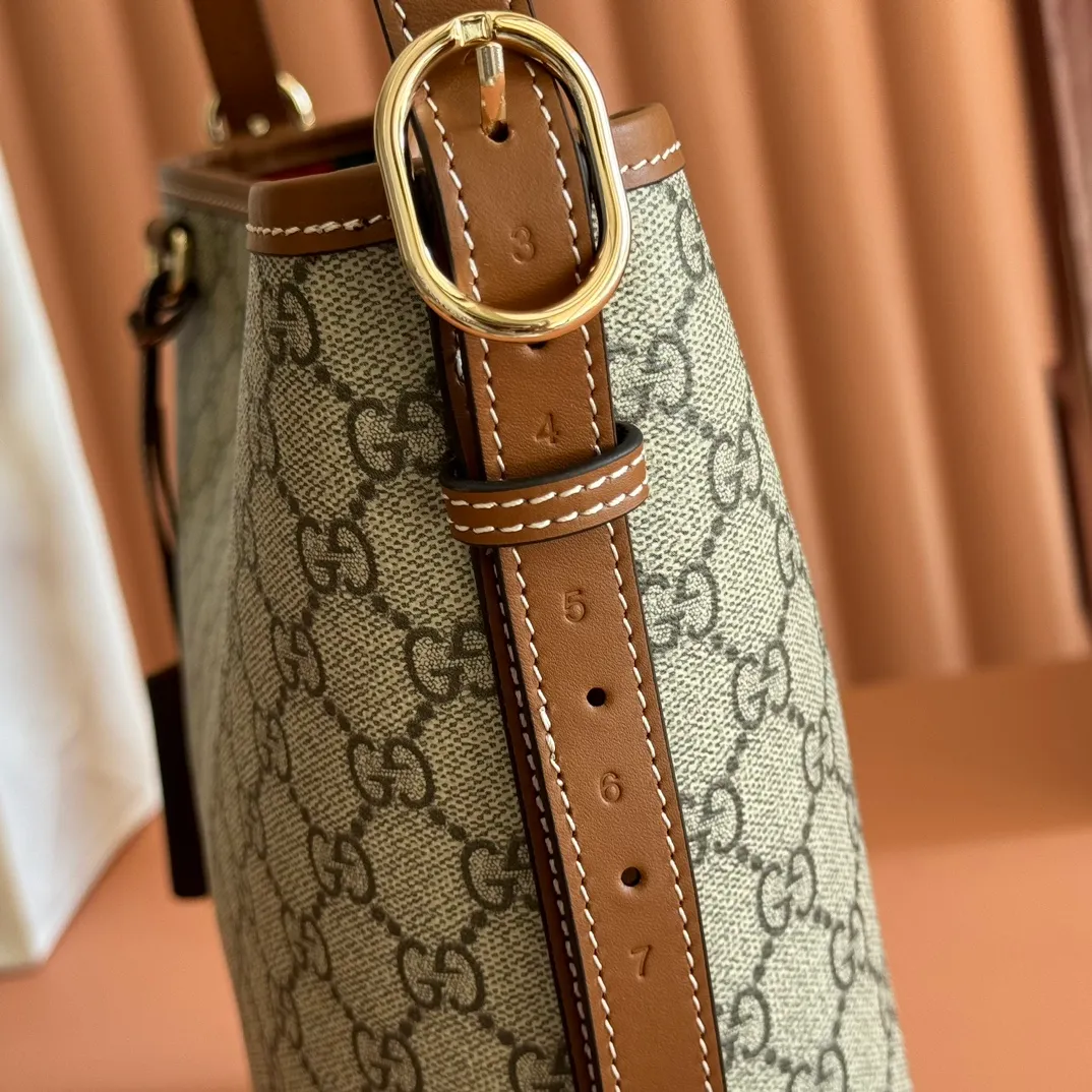p1060. 💋💋💋【With full set of original counter packaging】💕The GG Emblem series reinterprets the brand's timeless elegance and exquisite craftsmanship. This shoulder bag is made of coated fabric with the iconic GG monogram pattern and matched with a webbing cotton lining, showing off its exquisite charm. Beige and dark brown GG monogram coated fabric Brown leather trim Light gold tone hardware Webbing cotton lining Interior: Zip pocket Leather shoulder strap: Height: 30 cm - 47 cm; Length: 115 cm Zip closure Ident.: 848881. Dimensions: 24cm (width) x 26cm (height) x 10cm (depth) Weight: approx. 0.55kg Color: Brown/PVC. Made in Italy