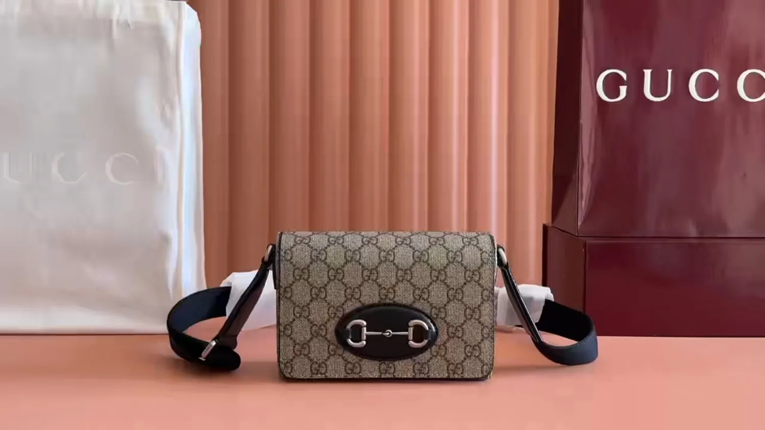 💋💋💋【Original configuration and full counter packaging】GG Horsebit 1955 series launches a square-cut mini handbag. Model: 855566. Color: fuchsia/pvc.