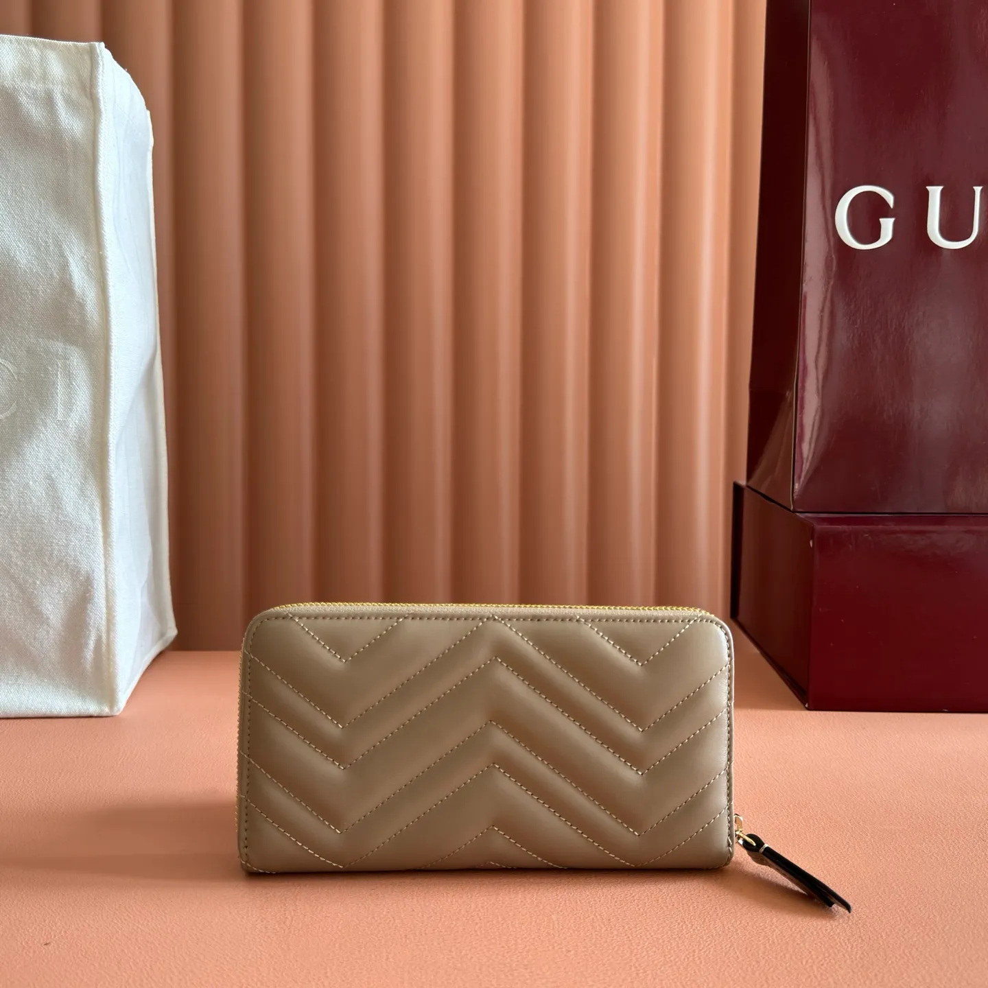 p480. 📣📣📣【Original leather with 🌈Full package】🔥🔥 GG Marmont series full zipper wallet. The GG Marmont leather wallet is made of quilted leather with a V-shaped pattern and the GG logo on the back. Rose beige chevron quilted leather, GG logo on the back, Double G in antique pink hardware, 12 card compartments and 3 bill compartments, zipped coin pocket, full zip closure. Model: 443123. Dimensions: 19 (width) x 10.5 (height) x 2cm (depth) Color: Milk tea light gold/original leather. Made in Italy