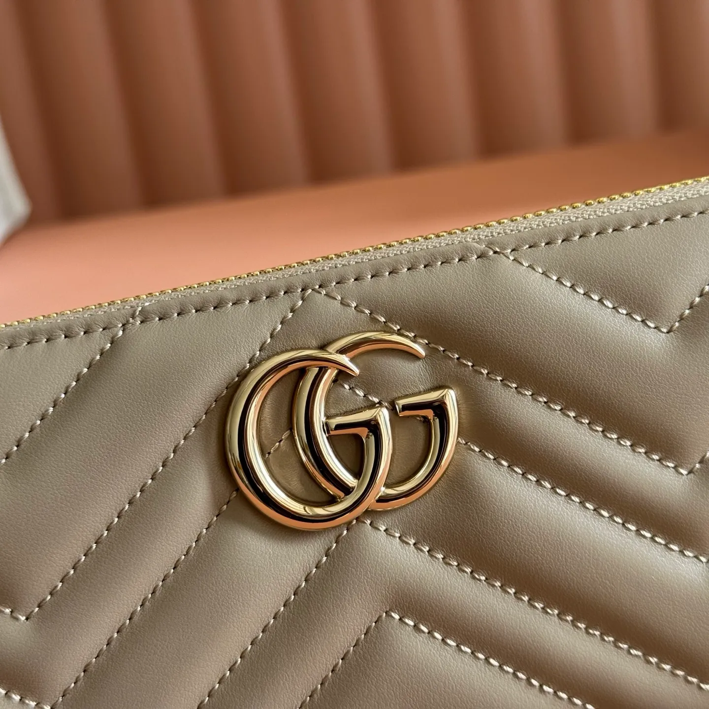 p480. 📣📣📣【Original leather with 🌈Full package】🔥🔥 GG Marmont series full zipper wallet. The GG Marmont leather wallet is made of quilted leather with a V-shaped pattern and the GG logo on the back. Rose beige chevron quilted leather, GG logo on the back, Double G in antique pink hardware, 12 card compartments and 3 bill compartments, zipped coin pocket, full zip closure. Model: 443123. Dimensions: 19 (width) x 10.5 (height) x 2cm (depth) Color: Milk tea light gold/original leather. Made in Italy