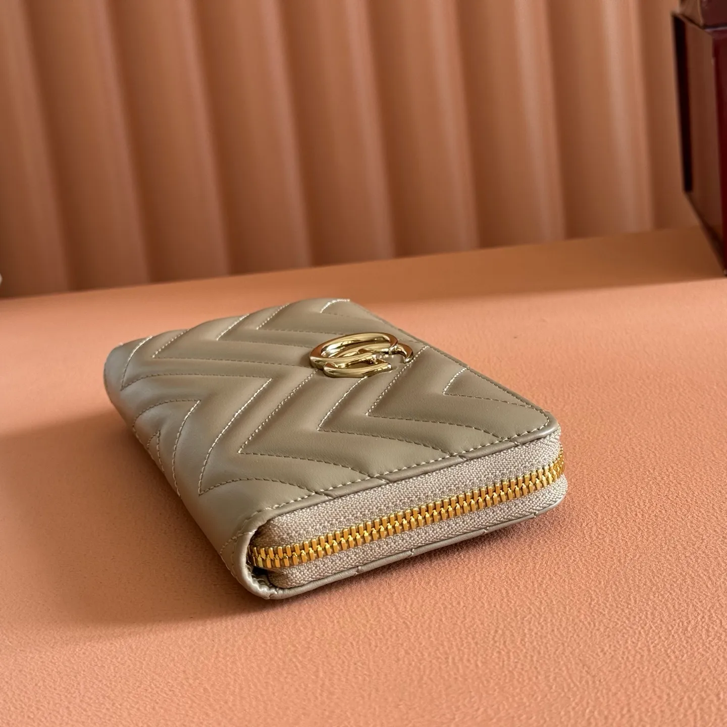 p480. 📣📣📣【Original leather with 🌈Full package】🔥🔥 GG Marmont series full zipper wallet. The GG Marmont leather wallet is made of quilted leather with a V-shaped pattern and the GG logo on the back. Rose beige chevron quilted leather, GG logo on the back, Double G in antique pink hardware, 12 card compartments and 3 bill compartments, zipped coin pocket, full zip closure. Model: 443123. Dimensions: 19 (width) x 10.5 (height) x 2cm (depth) Color: Milk tea light gold/original leather. Made in Italy
