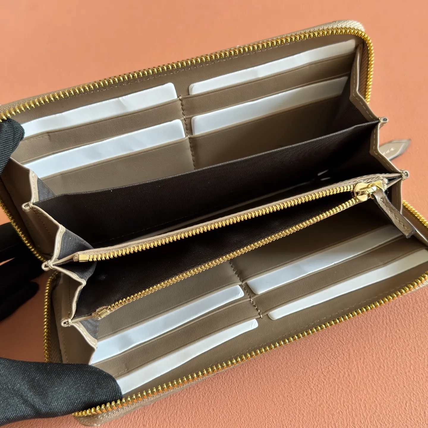 p480. 📣📣📣【Original leather with 🌈Full package】🔥🔥 GG Marmont series full zipper wallet. The GG Marmont leather wallet is made of quilted leather with a V-shaped pattern and the GG logo on the back. Rose beige chevron quilted leather, GG logo on the back, Double G in antique pink hardware, 12 card compartments and 3 bill compartments, zipped coin pocket, full zip closure. Model: 443123. Dimensions: 19 (width) x 10.5 (height) x 2cm (depth) Color: Milk tea light gold/original leather. Made in Italy