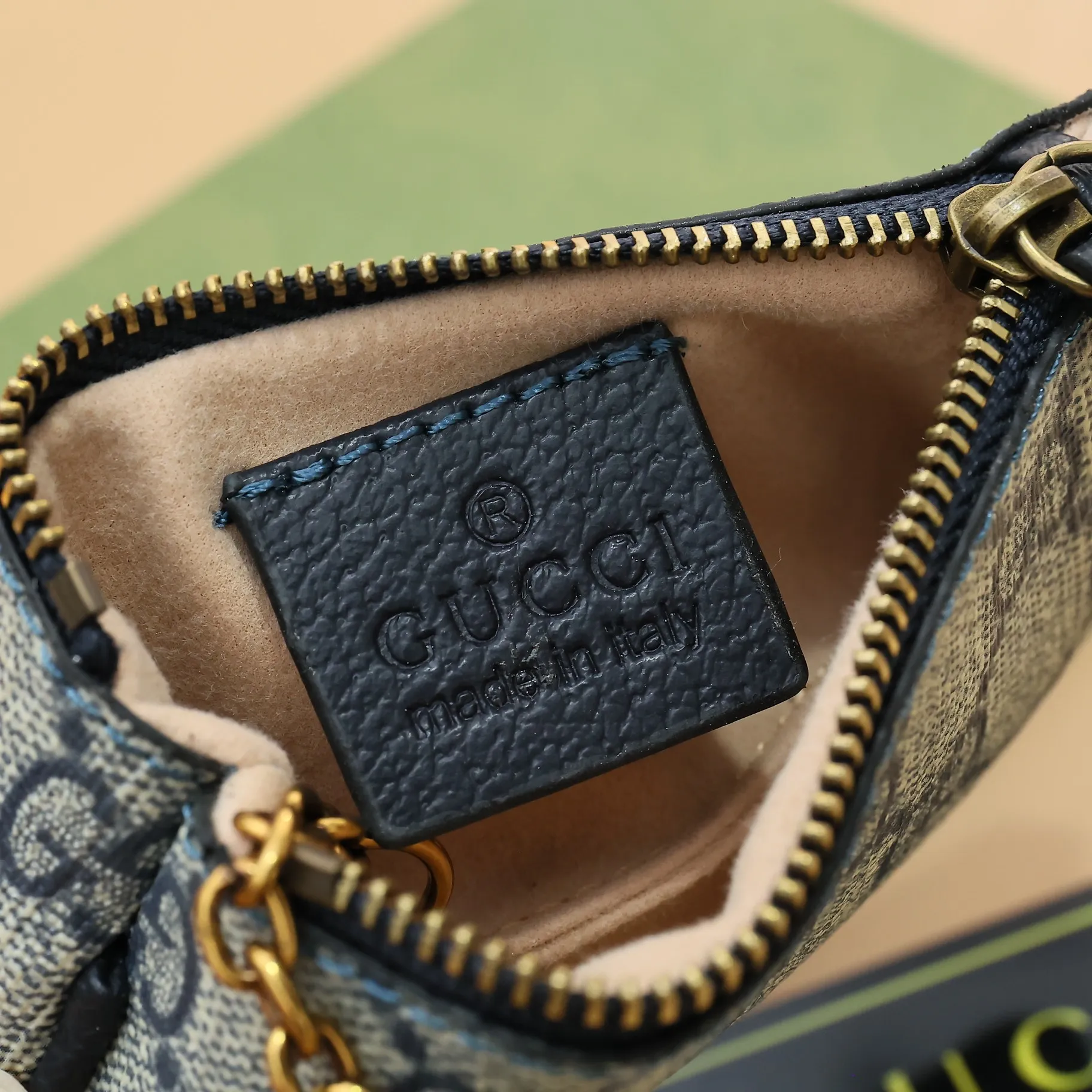 ￥140 GUCCI’s new small coin purse ~ lipstick bag🧃🧃 is made of imported calfskin with embroidered wavy pattern, 🧃🧃 matched with exquisite original factory bronze double G hardware 🧃🧃, flexible and unique hook buckle, small and exquisite, great effect, model: 671722, size: 12.5x7x1.5cm Color: royal blue G letter U