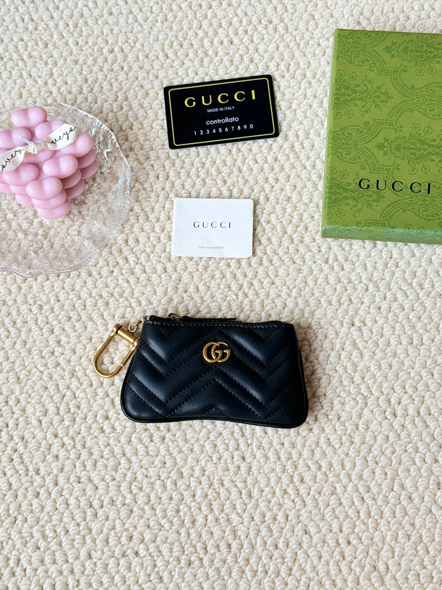 💰140GUCCI’s new small coin purse is made of calf leather with embroidered wavy pattern, and is matched with exquisite original factory bronze double G hardware and flexible and unique hook buckles. It is small and exquisite, but has great effect. Model: 671773 Size: 12.5x7x1.5cm
