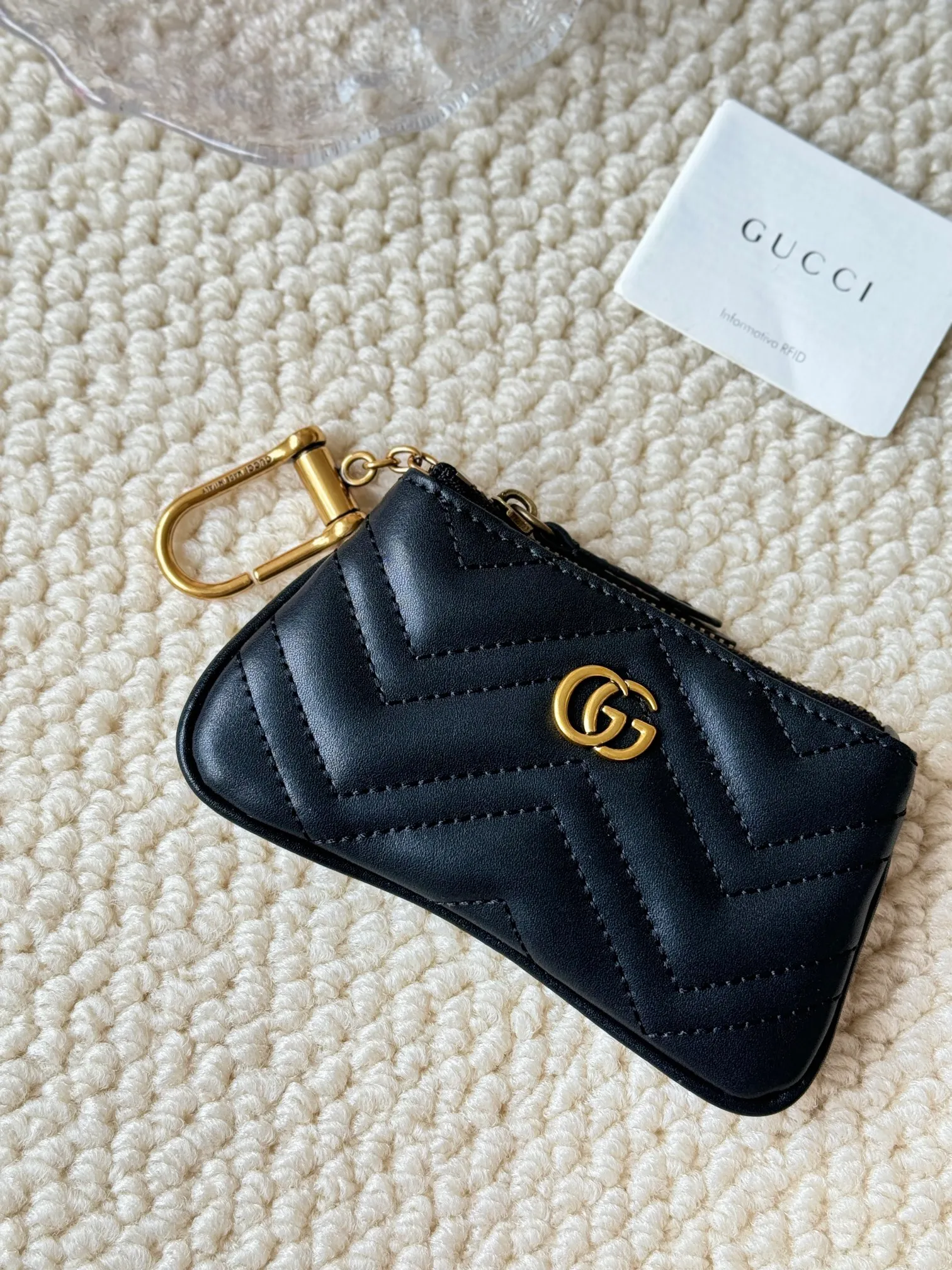 💰140GUCCI’s new small coin purse is made of calf leather with embroidered wavy pattern, and is matched with exquisite original factory bronze double G hardware and flexible and unique hook buckles. It is small and exquisite, but has great effect. Model: 671773 Size: 12.5x7x1.5cm