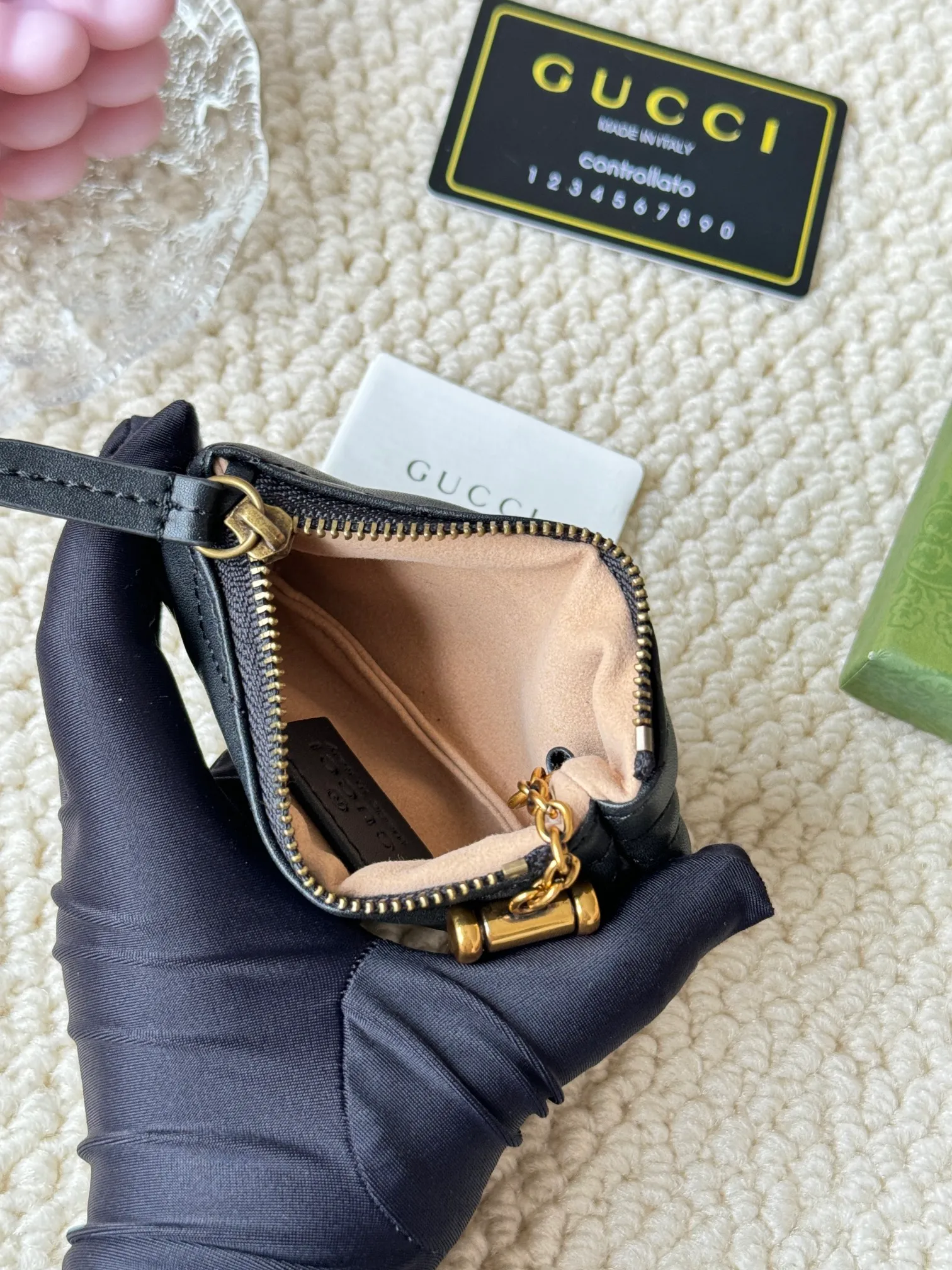 💰140GUCCI’s new small coin purse is made of calf leather with embroidered wavy pattern, and is matched with exquisite original factory bronze double G hardware and flexible and unique hook buckles. It is small and exquisite, but has great effect. Model: 671773 Size: 12.5x7x1.5cm