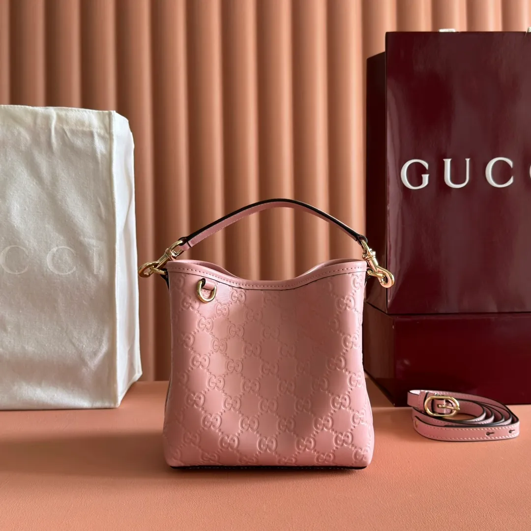 p1140. 💋💋💋 Comes with a full set of original counter packaging [New Product] 2025 Autumn and Winter Series, the GG Emblem series reinterprets the brand's timeless elegance and exquisite craftsmanship. Lined in tonal cotton, this practical bucket bag features an internal compartment. Pink GG embossed leather Light gold tone hardware Light pink cotton lining The bag pictured is sold separately and does not come with the bag charm. Top handle with hook closure (height: 14cm Also equipped with D-ring for attaching removable items Interior: two compartments and one central snap compartment Removable and adjustable leather shoulder strap (height: 52cm - 57.5cm; length: 107cm - 114cm) Magnetic snap closure Model number: 815118. Dimensions: 19cm (W) x 18cm (H) x 11cm (D) Weight: approx. 0.45 kg Color: pink embossed Made in Italy.