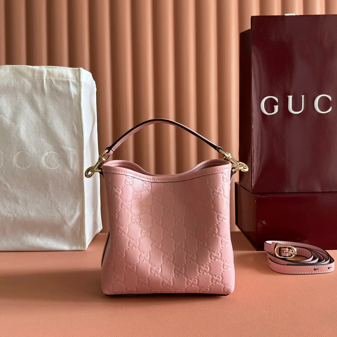 p1140. 💋💋💋 Comes with a full set of original counter packaging [New Product] 2025 Autumn and Winter Series, the GG Emblem series reinterprets the brand's timeless elegance and exquisite craftsmanship. Lined in tonal cotton, this practical bucket bag features an internal compartment. Pink GG embossed leather Light gold tone hardware Light pink cotton lining The bag pictured is sold separately and does not come with the bag charm. Top handle with hook closure (height: 14cm Also equipped with D-ring for attaching removable items Interior: two compartments and one central snap compartment Removable and adjustable leather shoulder strap (height: 52cm - 57.5cm; length: 107cm - 114cm) Magnetic snap closure Model number: 815118. Dimensions: 19cm (W) x 18cm (H) x 11cm (D) Weight: approx. 0.45 kg Color: pink embossed Made in Italy.