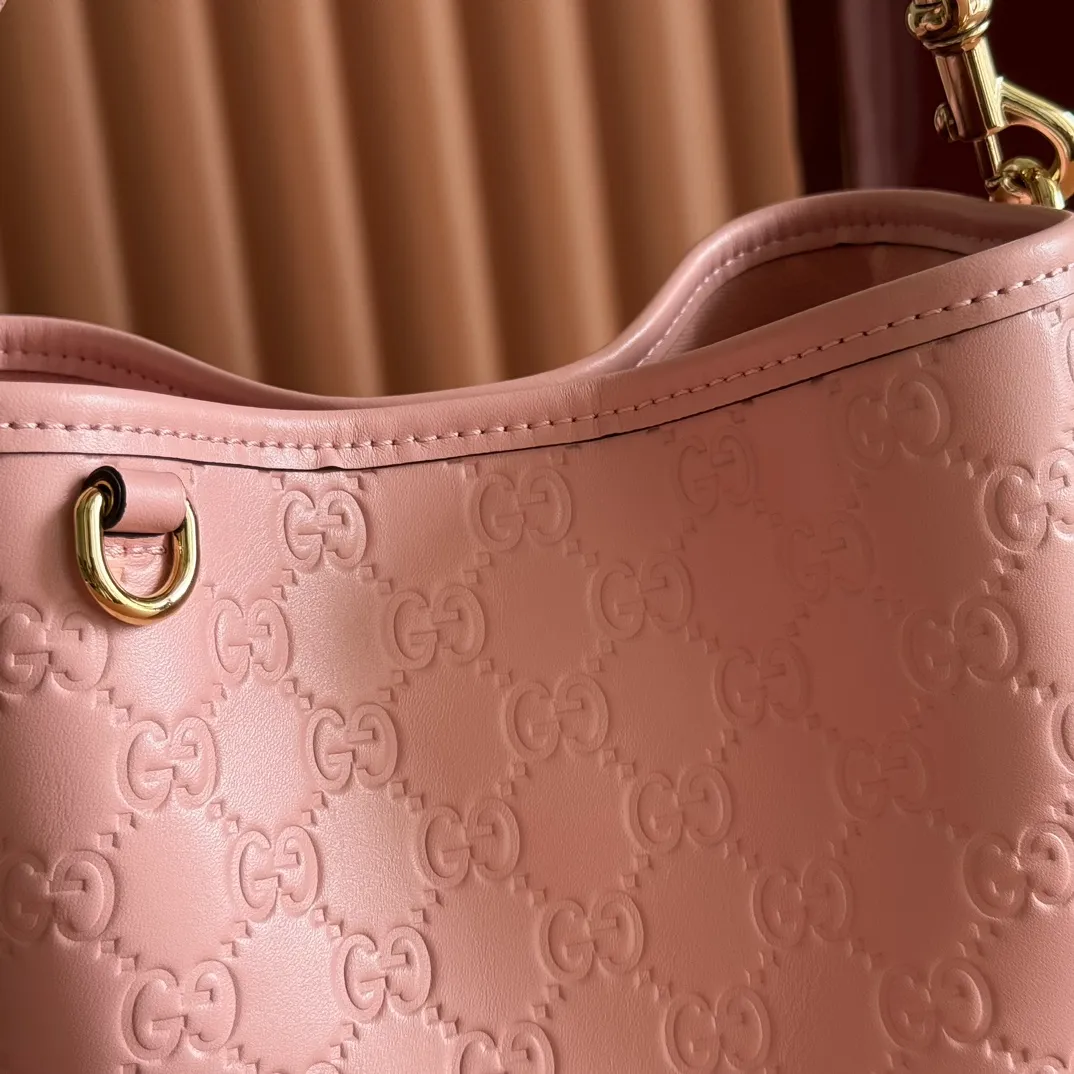 p1140. 💋💋💋 Comes with a full set of original counter packaging [New Product] 2025 Autumn and Winter Series, the GG Emblem series reinterprets the brand's timeless elegance and exquisite craftsmanship. Lined in tonal cotton, this practical bucket bag features an internal compartment. Pink GG embossed leather Light gold tone hardware Light pink cotton lining The bag pictured is sold separately and does not come with the bag charm. Top handle with hook closure (height: 14cm Also equipped with D-ring for attaching removable items Interior: two compartments and one central snap compartment Removable and adjustable leather shoulder strap (height: 52cm - 57.5cm; length: 107cm - 114cm) Magnetic snap closure Model number: 815118. Dimensions: 19cm (W) x 18cm (H) x 11cm (D) Weight: approx. 0.45 kg Color: pink embossed Made in Italy.