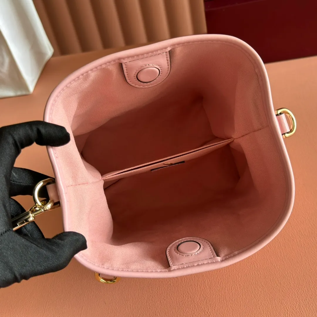 p1140. 💋💋💋 Comes with a full set of original counter packaging [New Product] 2025 Autumn and Winter Series, the GG Emblem series reinterprets the brand's timeless elegance and exquisite craftsmanship. Lined in tonal cotton, this practical bucket bag features an internal compartment. Pink GG embossed leather Light gold tone hardware Light pink cotton lining The bag pictured is sold separately and does not come with the bag charm. Top handle with hook closure (height: 14cm Also equipped with D-ring for attaching removable items Interior: two compartments and one central snap compartment Removable and adjustable leather shoulder strap (height: 52cm - 57.5cm; length: 107cm - 114cm) Magnetic snap closure Model number: 815118. Dimensions: 19cm (W) x 18cm (H) x 11cm (D) Weight: approx. 0.45 kg Color: pink embossed Made in Italy.