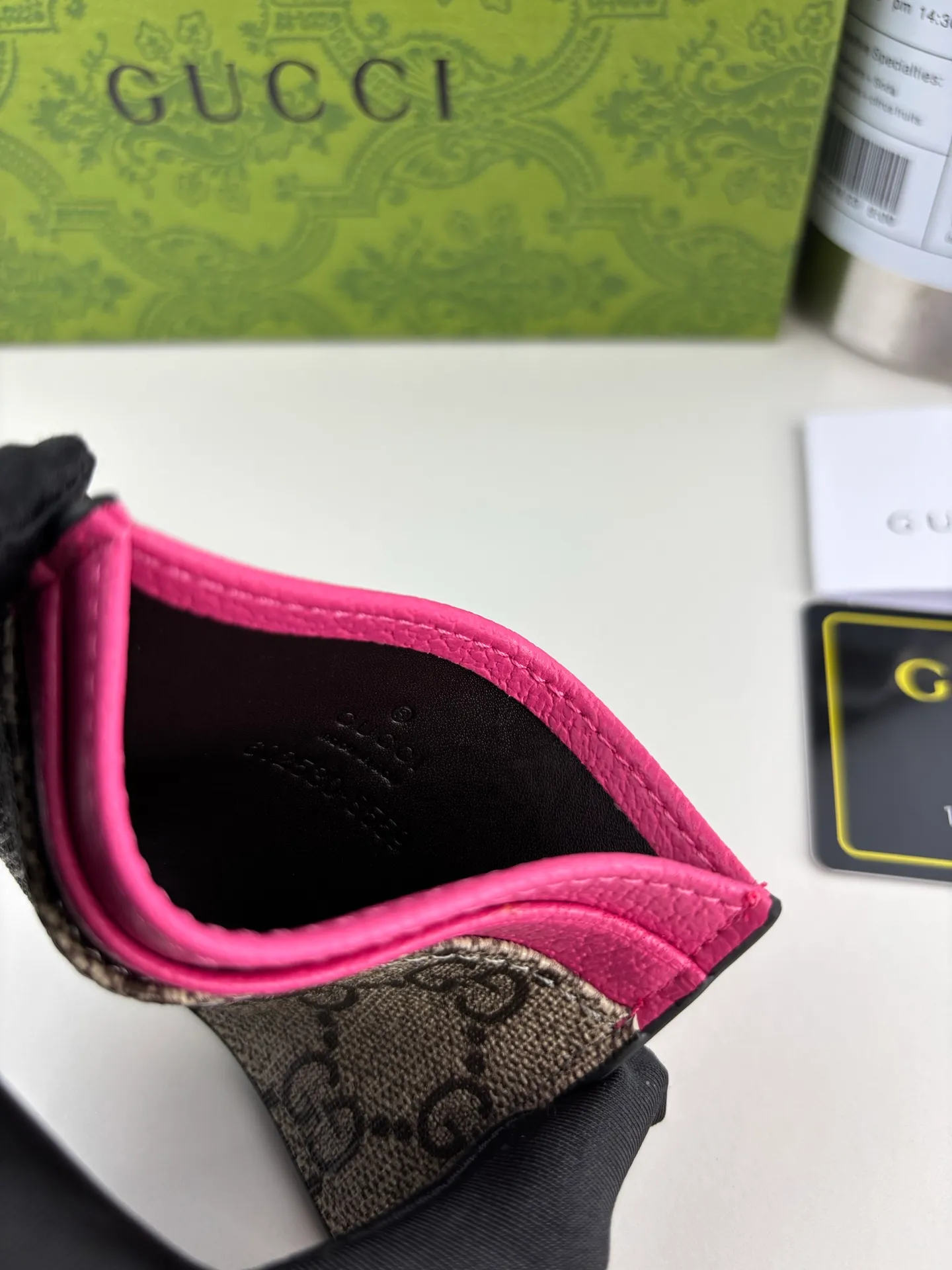 💰90 GUCCl This two-color card holder is crafted from coated fabric with the classic GG monogram pattern, cleverly incorporating Gucci prints and contrasting leather piping, making the entire design fuller. 4 card compartments, 1 open pocket Style number: 835322 Size: 11cm x 7cm Color: Plum Red