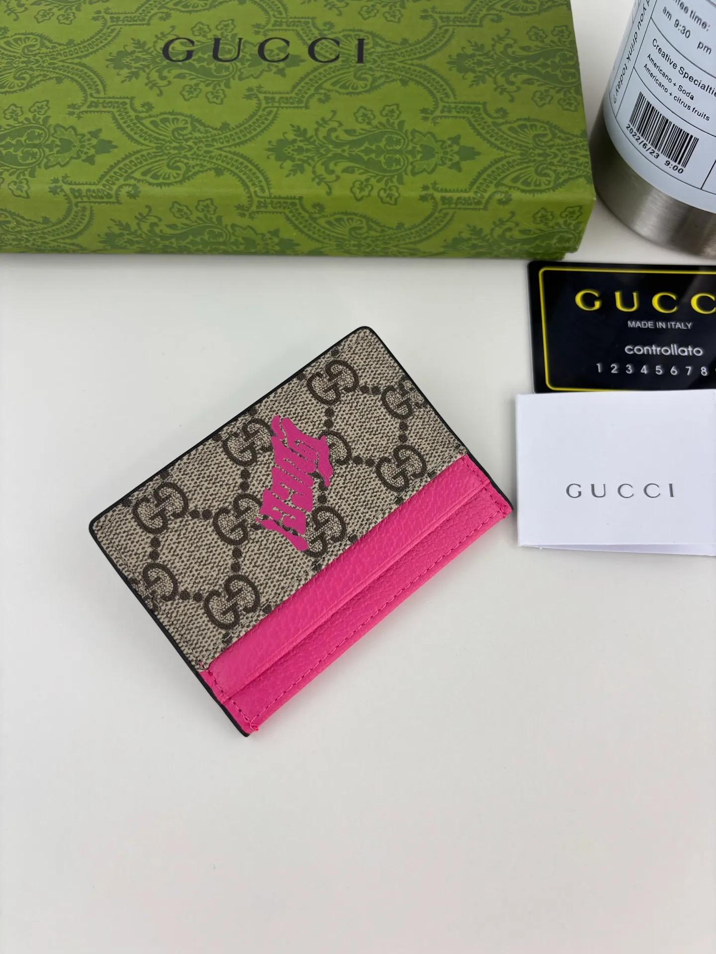 💰90 GUCCl This two-color card holder is crafted from coated fabric with the classic GG monogram pattern, cleverly incorporating Gucci prints and contrasting leather piping, making the entire design fuller. 4 card compartments, 1 open pocket Style number: 835322 Size: 11cm x 7cm Color: Plum Red
