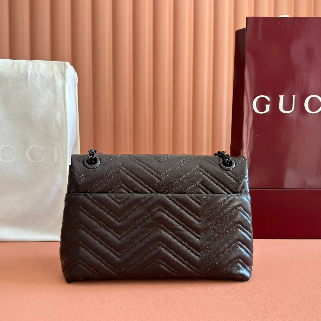 p1640💋💋💋【With full set of original counter packaging】💕2025 autumn and winter series, the brand's iconic GG Marmont series is ingeniously integrated with classic double G elements and faceted chain straps, creating a soft yet stiff silhouette design. This piece is crafted from soft, lightweight quilted V-shaped calfskin leather and features tonal enamel hardware and chain. Black soft lightweight quilted V-shaped calfskin leather. Tonal enamel hardware and chain. Black rayon lining. Double G. Interior: Zip pocket. Exterior: Back pocket. Sliding chain shoulder strap: Height: 28cm – 51cm. Magnetic closure. Ident.: 850676. Dimensions: 31cm (W) x 17cm (H) x 8cm (D) Weight: Approx. 0.5kg Color: Brown/Soft Leather. Made in Italy