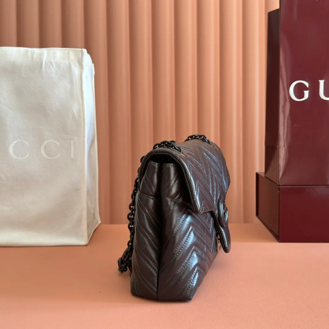 p1640💋💋💋【With full set of original counter packaging】💕2025 autumn and winter series, the brand's iconic GG Marmont series is ingeniously integrated with classic double G elements and faceted chain straps, creating a soft yet stiff silhouette design. This piece is crafted from soft, lightweight quilted V-shaped calfskin leather and features tonal enamel hardware and chain. Black soft lightweight quilted V-shaped calfskin leather. Tonal enamel hardware and chain. Black rayon lining. Double G. Interior: Zip pocket. Exterior: Back pocket. Sliding chain shoulder strap: Height: 28cm – 51cm. Magnetic closure. Ident.: 850676. Dimensions: 31cm (W) x 17cm (H) x 8cm (D) Weight: Approx. 0.5kg Color: Brown/Soft Leather. Made in Italy