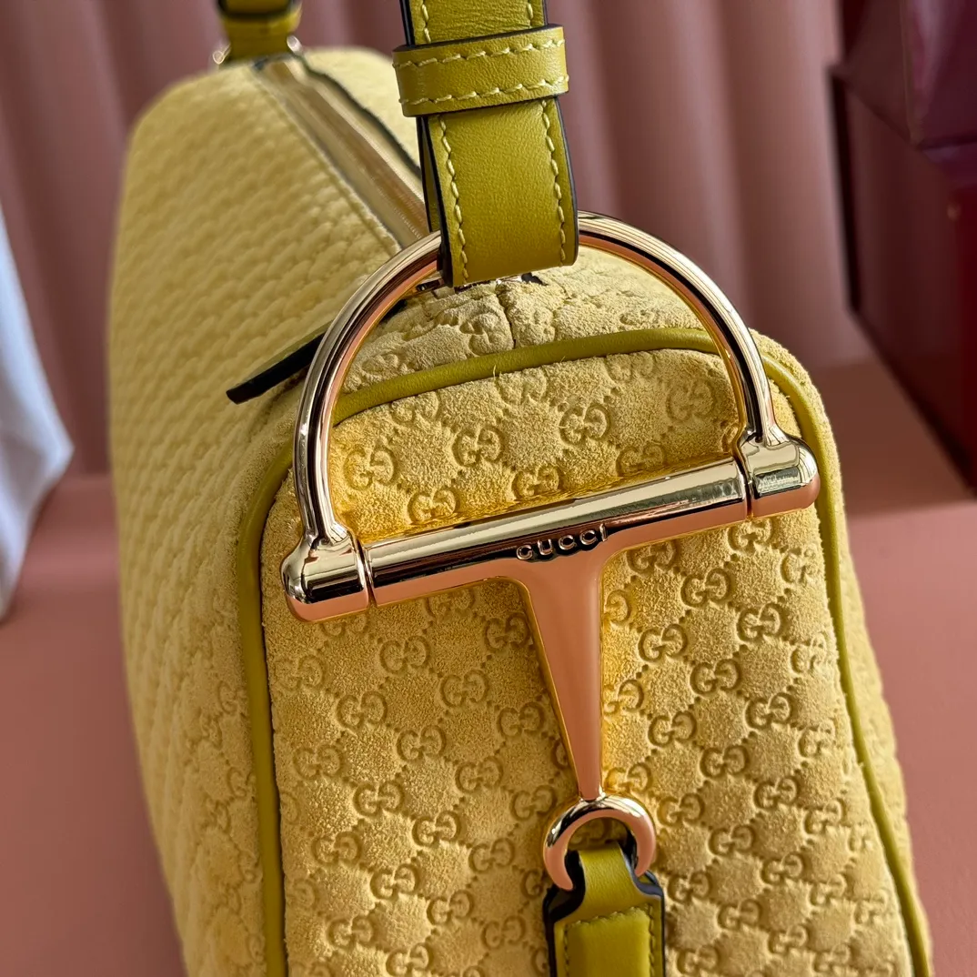 p1260. 💋💋💋【With full set of original counter packaging】The Gucci Half Horsebit series is re-presented, reinterpreting one of the brand's most iconic elements in a modern style. The collection cleverly combines relaxed silhouettes with the iconic half-horsebit hardware, which gives rise to its name. Yellow GG printed embossed suede Gold-tone hardware Brown cotton and linen blend lining Half horsebit closure Interior: One open pocket Adjustable leather shoulder strap (height: 32cm - 34cm; length: 66cm - 73cm) Zip closure Ident number: 860787. Dimensions: 31.5cm (width) x 17cm (height) x 12cm (depth) Weight: approx. 0.7kg Color: Yellow velvet pressed.
