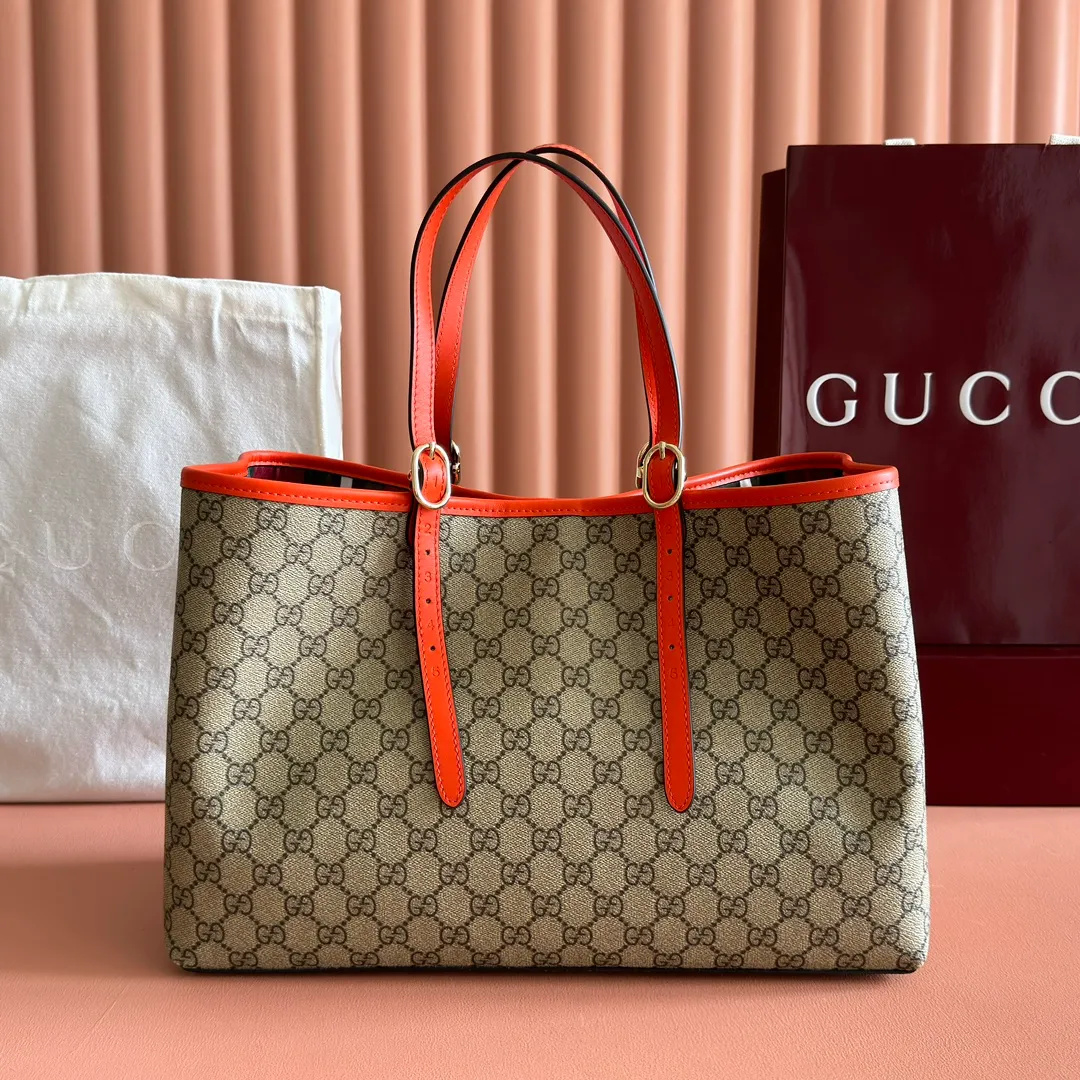 p980. 💋💋💋"With full set of original counter packaging" [New product] GG Emblem series reinterprets the brand's timeless elegance and exquisite craftsmanship. Inspired by the equestrian world, this tote bag features an adjustable top handle with numbered eyelets. New GG monogram coated fabric in beige and dark brown Orange leather trim with contrast stitching Light gold tone hardware Red and green webbing cotton lining The bag pictured is sold separately and does not come with the bag charm. Also features D-ring for hanging removable items Adjustable handle with numbered eyelets (height: 21.5 cm - 31.5 cm) Interior: two compartments and one central zipped compartment Magnetic snap closure Ident.: 815213. Dimensions: 38cm (width) x 25cm (height) x 15cm (depth) Weight: about 0.85kg Color: brown orange PVC/original leather. Made in Italy
