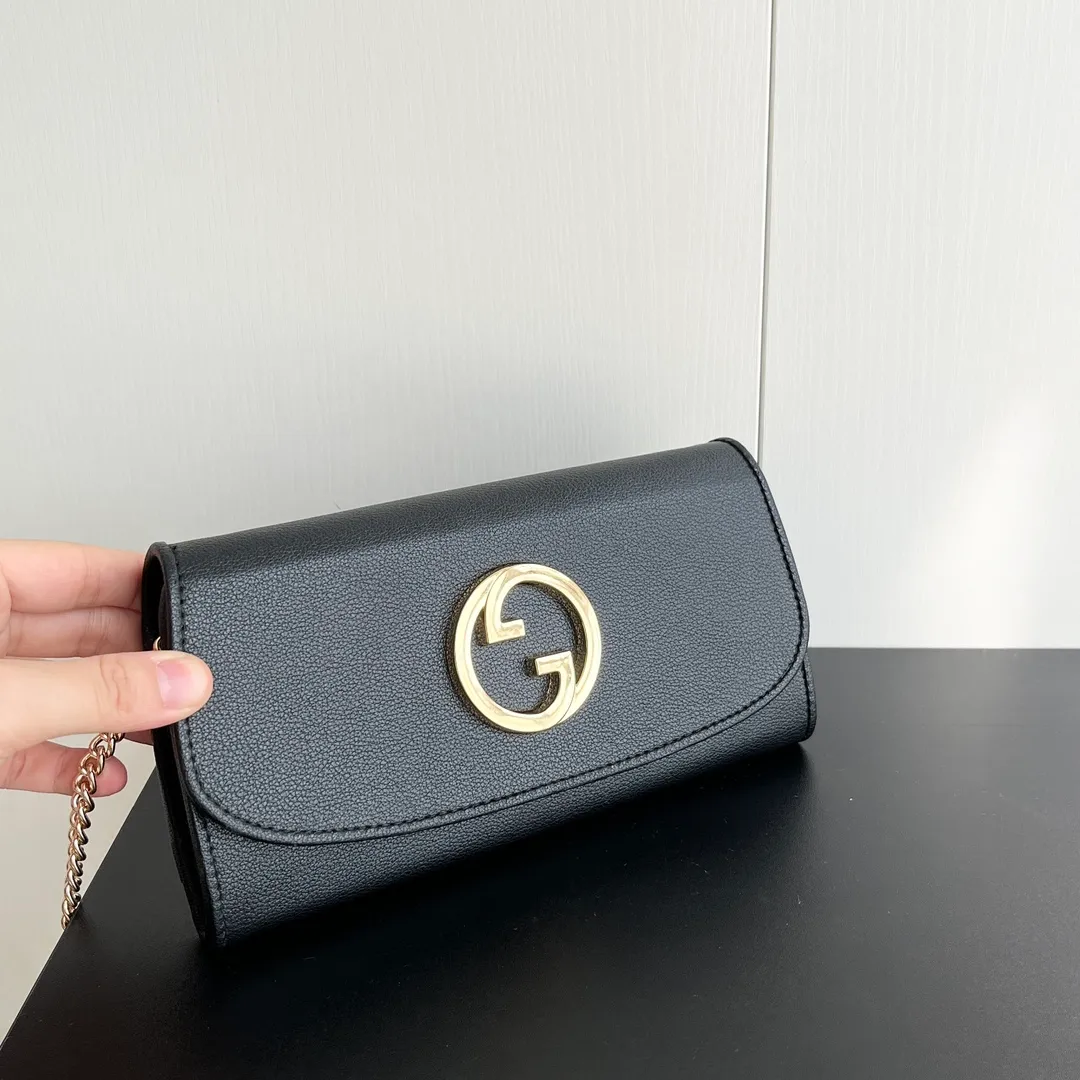 Actual shot #💰290 Model: 725215 Comes with box Size: 21x10.5cm I fell in love with Gucci Blondie at first sight. Second-hand bags have always been my favorite. They are super popular now, mainly because they are so beautiful! It can be worn as an armpit bag or as a cross-body carry. Depending on your mood, I find it very retro, fashionable and fascinating to carry it either way! Many colors to choose from, running quantity models