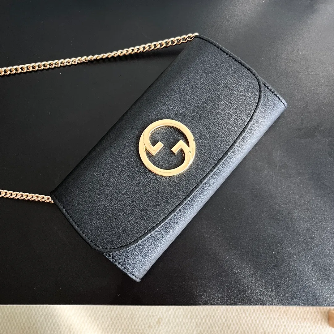 Actual shot #💰290 Model: 725215 Comes with box Size: 21x10.5cm I fell in love with Gucci Blondie at first sight. Second-hand bags have always been my favorite. They are super popular now, mainly because they are so beautiful! It can be worn as an armpit bag or as a cross-body carry. Depending on your mood, I find it very retro, fashionable and fascinating to carry it either way! Many colors to choose from, running quantity models