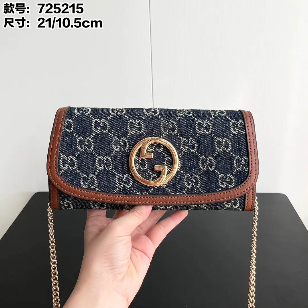 Actual shot #💰290 Model: 725215 Comes with box Size: 21x10.5cm I fell in love with Gucci Blondie at first sight. Second-hand bags have always been my favorite. They are super popular now, mainly because they are so beautiful! It can be worn as an armpit bag or as a cross-body carry. Depending on your mood, I find it very retro, fashionable and fascinating to carry it either way! Many colors to choose from, running quantity models
