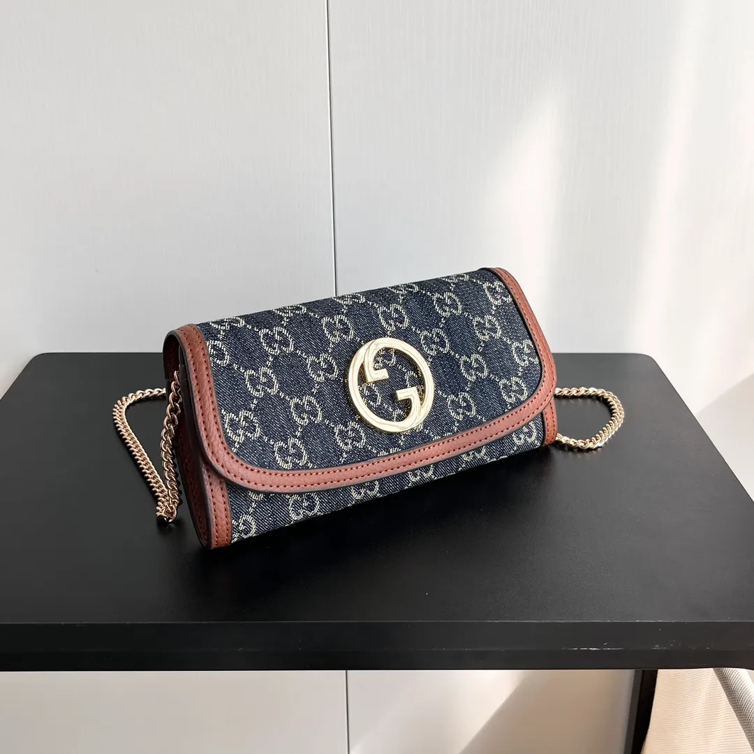 Actual shot #💰290 Model: 725215 Comes with box Size: 21x10.5cm I fell in love with Gucci Blondie at first sight. Second-hand bags have always been my favorite. They are super popular now, mainly because they are so beautiful! It can be worn as an armpit bag or as a cross-body carry. Depending on your mood, I find it very retro, fashionable and fascinating to carry it either way! Many colors to choose from, running quantity models