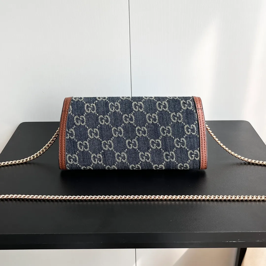 Actual shot #💰290 Model: 725215 Comes with box Size: 21x10.5cm I fell in love with Gucci Blondie at first sight. Second-hand bags have always been my favorite. They are super popular now, mainly because they are so beautiful! It can be worn as an armpit bag or as a cross-body carry. Depending on your mood, I find it very retro, fashionable and fascinating to carry it either way! Many colors to choose from, running quantity models