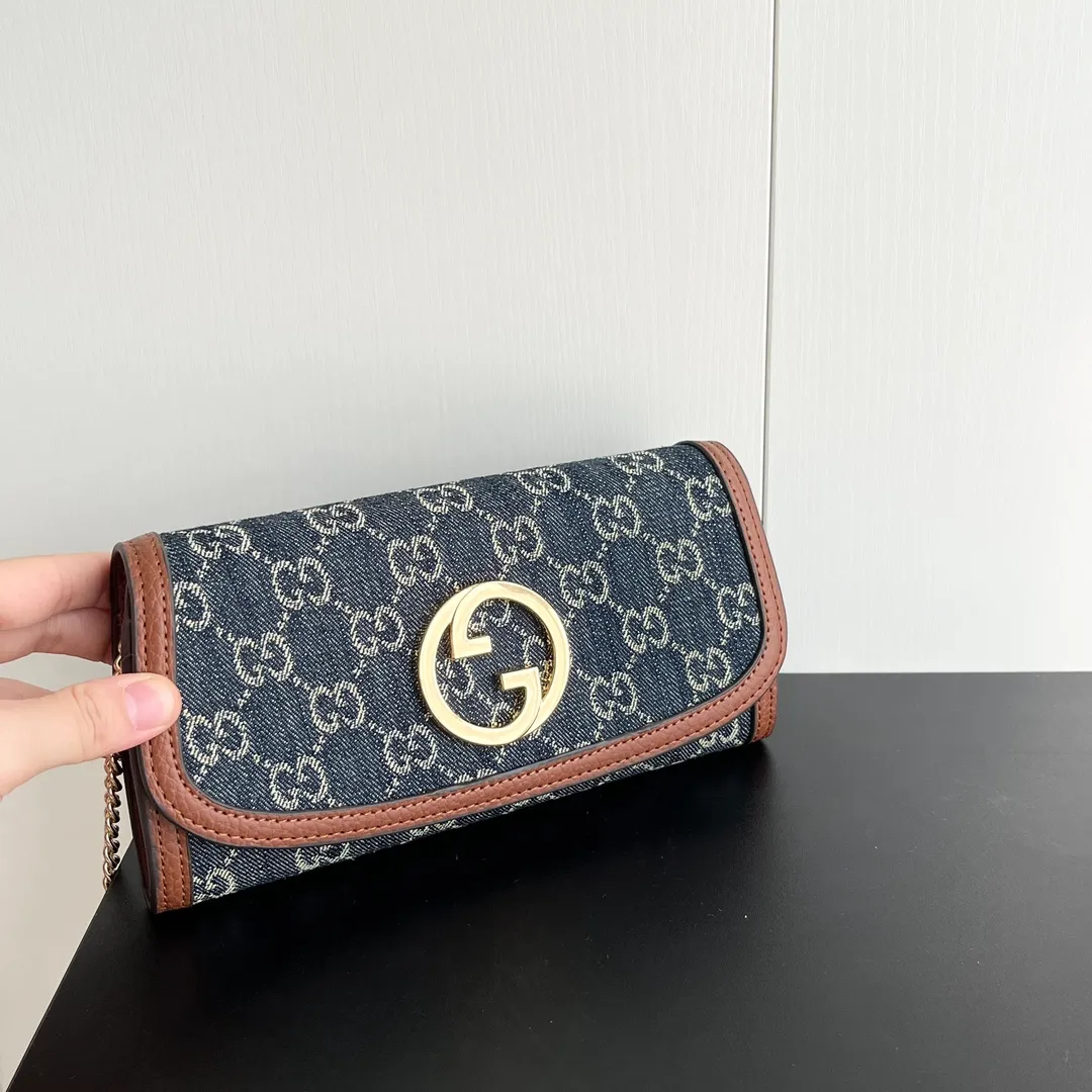 Actual shot #💰290 Model: 725215 Comes with box Size: 21x10.5cm I fell in love with Gucci Blondie at first sight. Second-hand bags have always been my favorite. They are super popular now, mainly because they are so beautiful! It can be worn as an armpit bag or as a cross-body carry. Depending on your mood, I find it very retro, fashionable and fascinating to carry it either way! Many colors to choose from, running quantity models