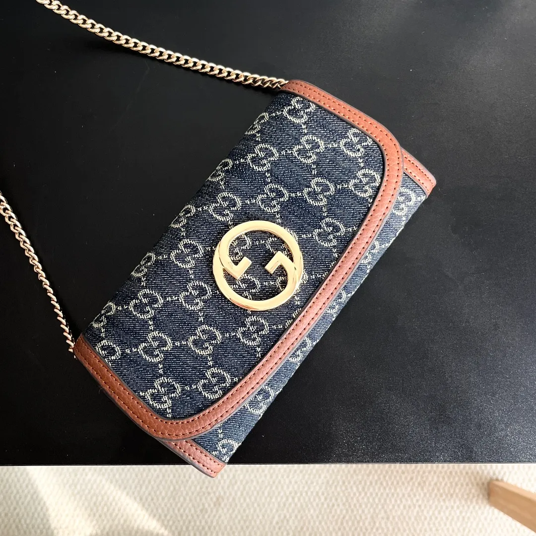 Actual shot #💰290 Model: 725215 Comes with box Size: 21x10.5cm I fell in love with Gucci Blondie at first sight. Second-hand bags have always been my favorite. They are super popular now, mainly because they are so beautiful! It can be worn as an armpit bag or as a cross-body carry. Depending on your mood, I find it very retro, fashionable and fascinating to carry it either way! Many colors to choose from, running quantity models