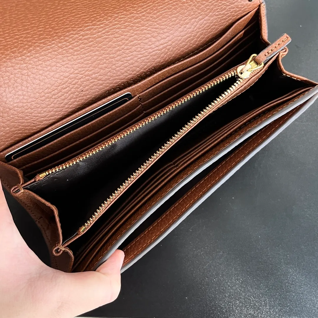 Actual shot #💰290 Model: 725215 Comes with box Size: 21x10.5cm I fell in love with Gucci Blondie at first sight. Second-hand bags have always been my favorite. They are super popular now, mainly because they are so beautiful! It can be worn as an armpit bag or as a cross-body carry. Depending on your mood, I find it very retro, fashionable and fascinating to carry it either way! Many colors to choose from, running quantity models
