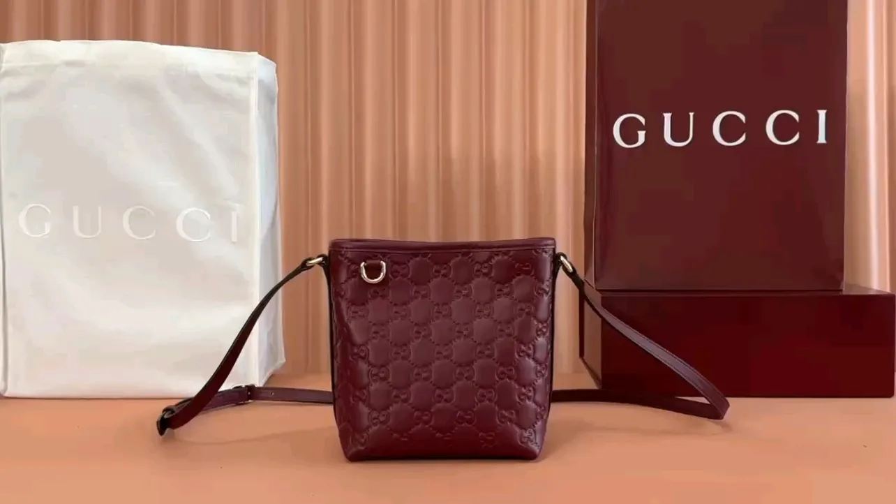 💋💋💋【New Product】GG Emblem series slim bucket bag, original leather, model: 847090. Combination short video