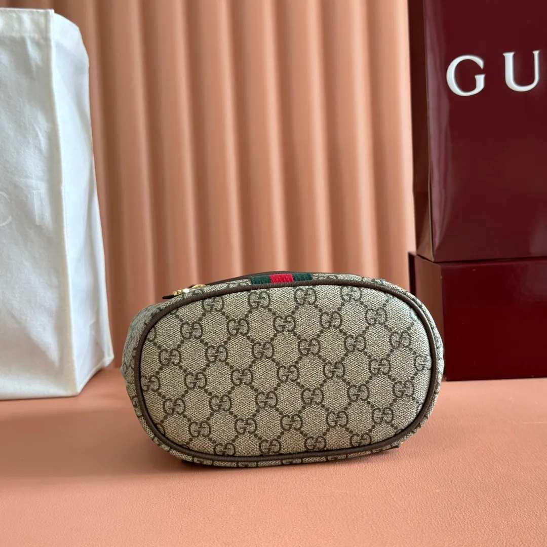 p1060. 💋💋💋 Comes with a complete set of original counter packaging [New Product] The Ophidia series dazzlingly presents novel silhouettes and functions. It is ingeniously interpreted in iconic beige and brown colors to create an innovative bag item with soft texture. Beige and dark brown coated fabric with GG monogram pattern Brown leather trim Gold-tone hardware Green cotton lining Double G Web strap External: Zippered pocket Carry handle (6 cm high) Shoulder strap (36 cm high) Ref.: 836854. Dimensions: 19.5cm (width) x 20cm (height) x 12.5cm (depth) Weight: approx. 0.55kg Color: Brown/PVC. Made in Italy