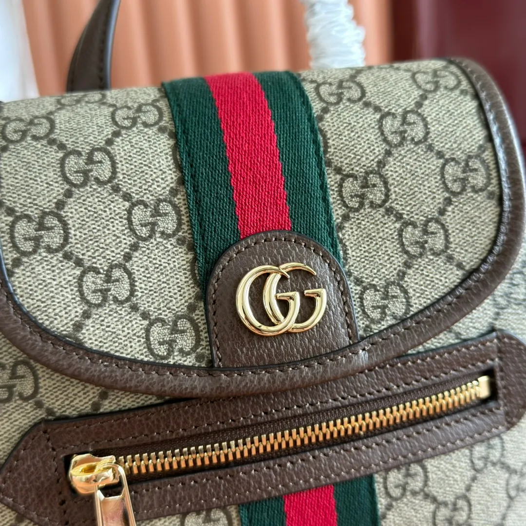 p1060. 💋💋💋 Comes with a complete set of original counter packaging [New Product] The Ophidia series dazzlingly presents novel silhouettes and functions. It is ingeniously interpreted in iconic beige and brown colors to create an innovative bag item with soft texture. Beige and dark brown coated fabric with GG monogram pattern Brown leather trim Gold-tone hardware Green cotton lining Double G Web strap External: Zippered pocket Carry handle (6 cm high) Shoulder strap (36 cm high) Ref.: 836854. Dimensions: 19.5cm (width) x 20cm (height) x 12.5cm (depth) Weight: approx. 0.55kg Color: Brown/PVC. Made in Italy