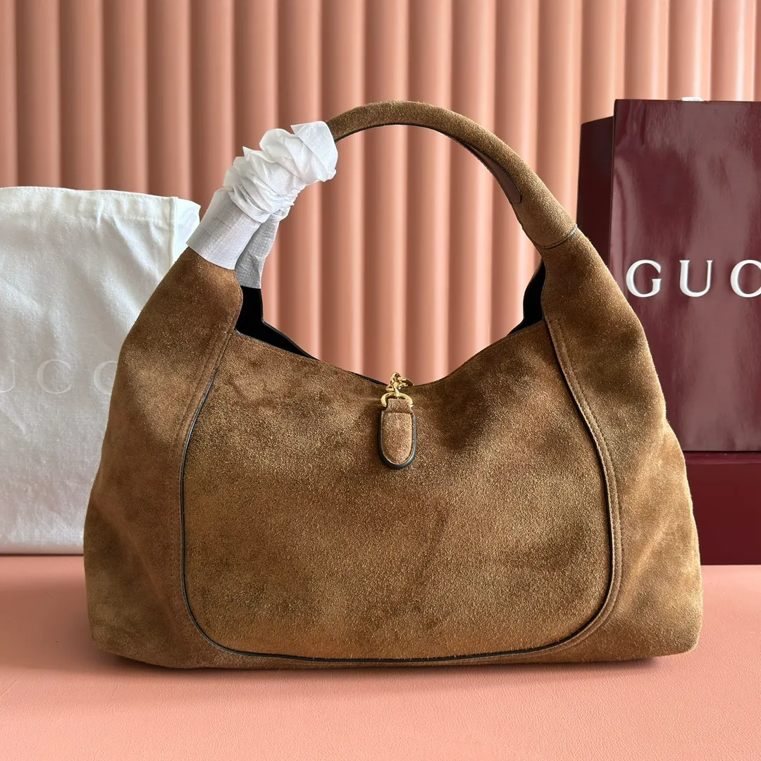 💋💋💋p1680 This Gucci Softbit series shoulder bag is ingeniously integrated with the brand's classic equestrian style accessories in the shape of a large half-horse bit. This large shoulder bag comes with a removable clutch. Gucci Ankara red grained calf leather Light gold tone hardware Dark brown microfiber lining Half horsebit closure Interior: Detachable clutch Holds iPhone Pro Max/Plus, Airpods, long wallet and lipstick Shoulder strap: 20 cm high Magnetic closure Model number: 837466. Dimensions: 46cm (width) x 26cm (height) x 16cm (depth) Weight: approx. 1.4kg Color: brown/original leather. Made in Italy