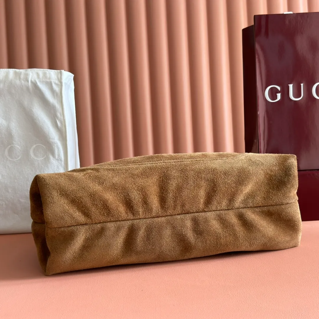 💋💋💋p1680 This Gucci Softbit series shoulder bag is ingeniously integrated with the brand's classic equestrian style accessories in the shape of a large half-horse bit. This large shoulder bag comes with a removable clutch. Gucci Ankara red grained calf leather Light gold tone hardware Dark brown microfiber lining Half horsebit closure Interior: Detachable clutch Holds iPhone Pro Max/Plus, Airpods, long wallet and lipstick Shoulder strap: 20 cm high Magnetic closure Model number: 837466. Dimensions: 46cm (width) x 26cm (height) x 16cm (depth) Weight: approx. 1.4kg Color: brown/original leather. Made in Italy