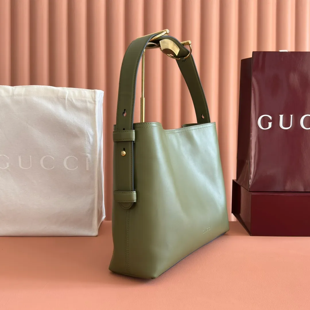 p1480. 💋💋💋【With full set of original counter packaging】2025 autumn and winter series, Gucci Beatrix series handbags adopt a casual silhouette, and the shoulder straps are decorated with iconic horsebit details to further enhance the fashion sense. Gold-toned accessories add to the sophisticated elegance of the design, and an interior zippered pocket keeps your belongings securely stored. Combining elegance and functionality, it easily accommodates daily essentials. Black soft glossy calfskin. Gold-tone hardware. Black cotton and linen blend lining. Horsebit detail on shoulder strap. Interior: Zip pocket. Shoulder strap: 21 cm high; 85 cm long. Ident: 850926. Dimensions: 35cm (width) x 27.5cm (height) x 11cm (depth) Weight: approx. 0.7kg Color: green full leather. Made in Italy